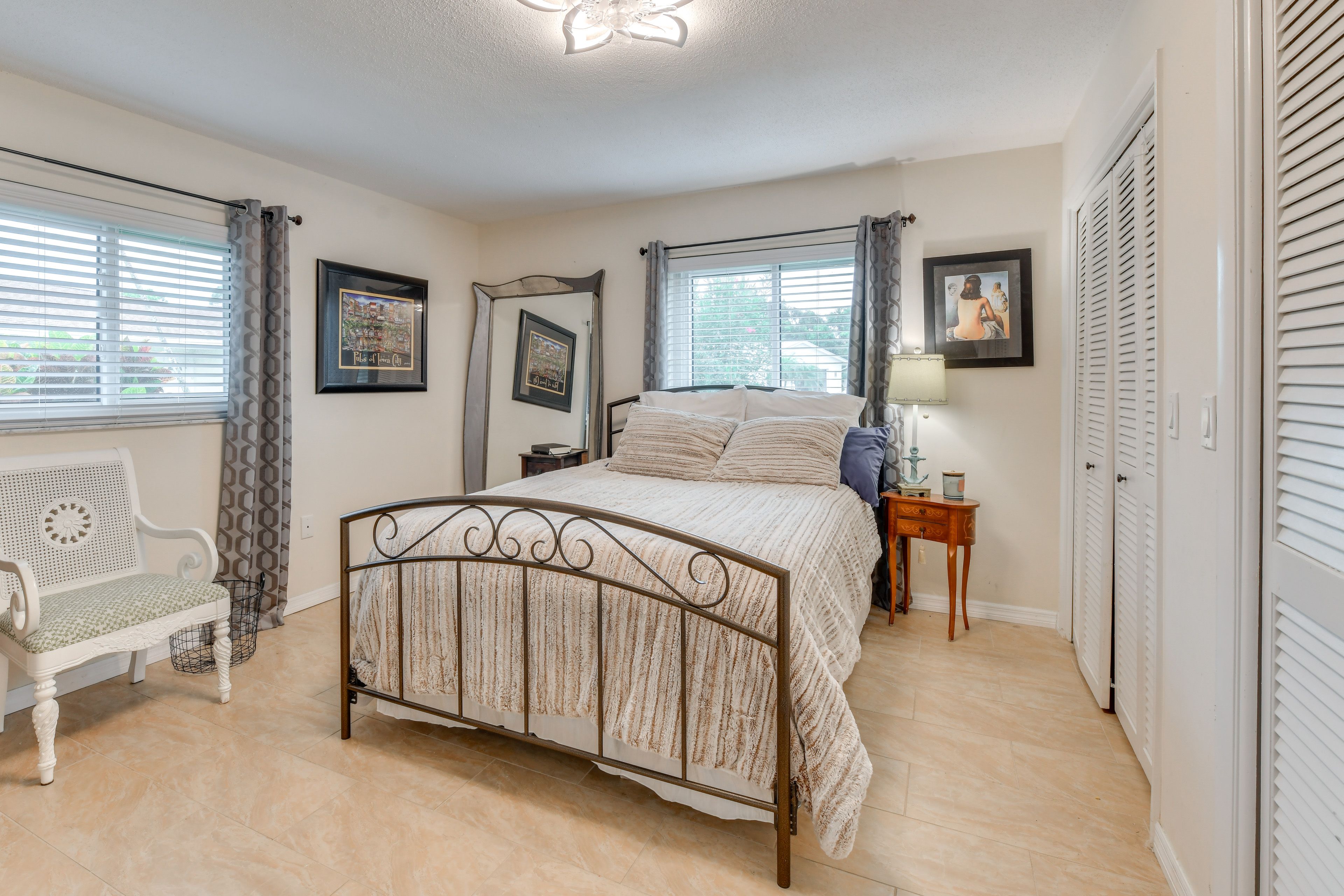 Bedroom 2 | Queen Bed | Smart TV