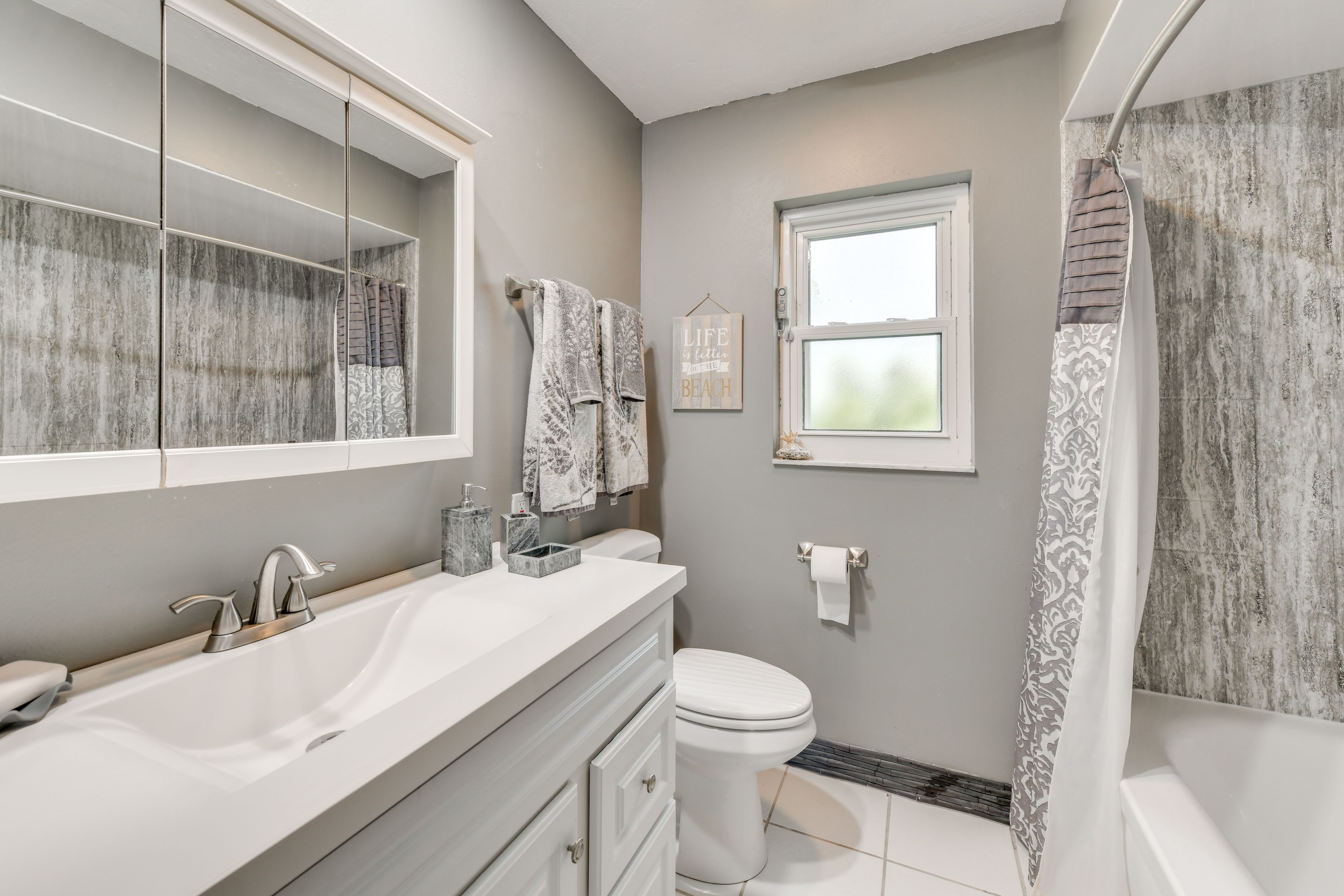Full Bathroom | Complimentary Toiletries