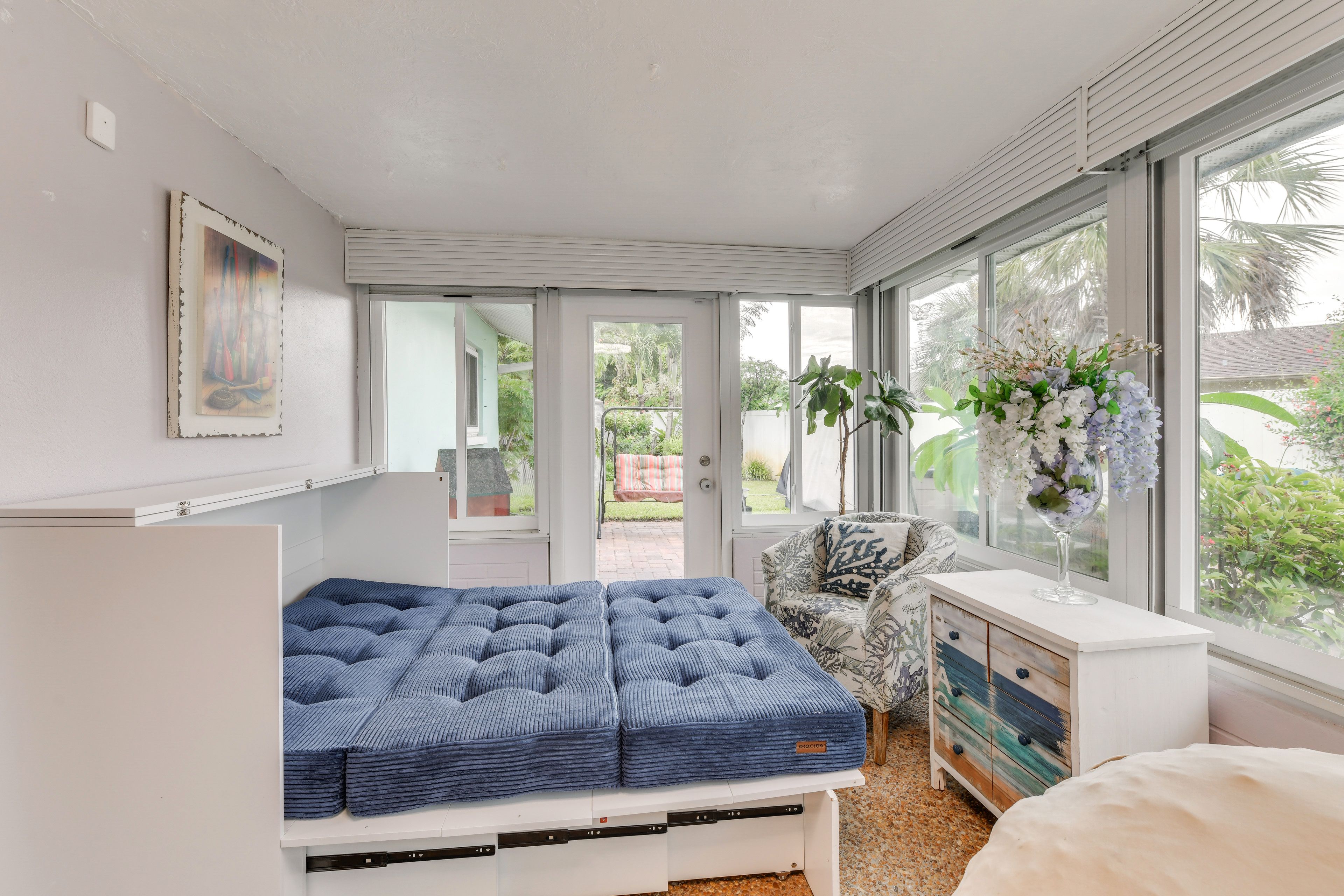 Sunroom | Full Pull-Out Bed