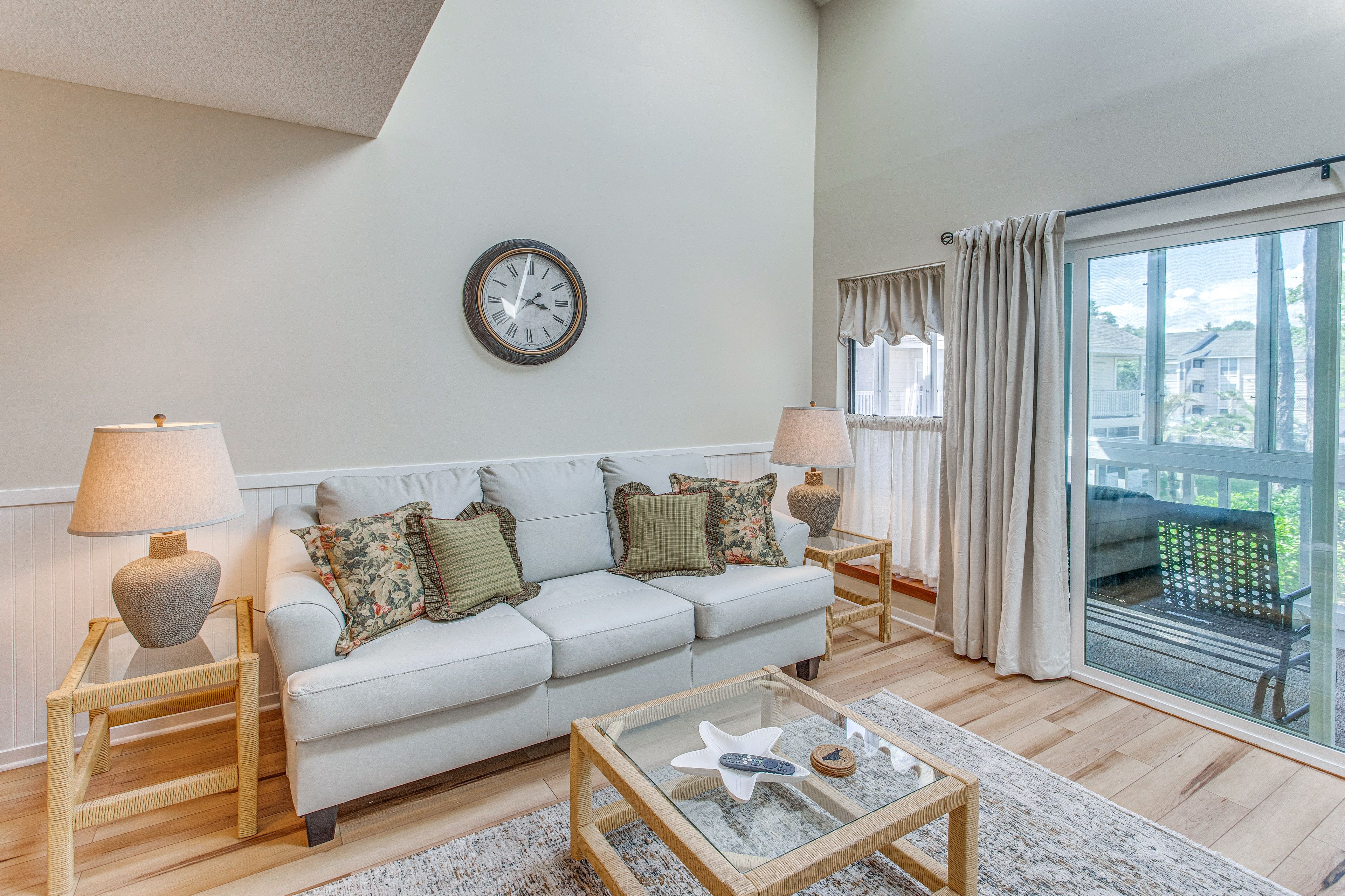 Living Room | 1st Floor | Queen Sleeper Sofa | Smart TV | Free WiFi