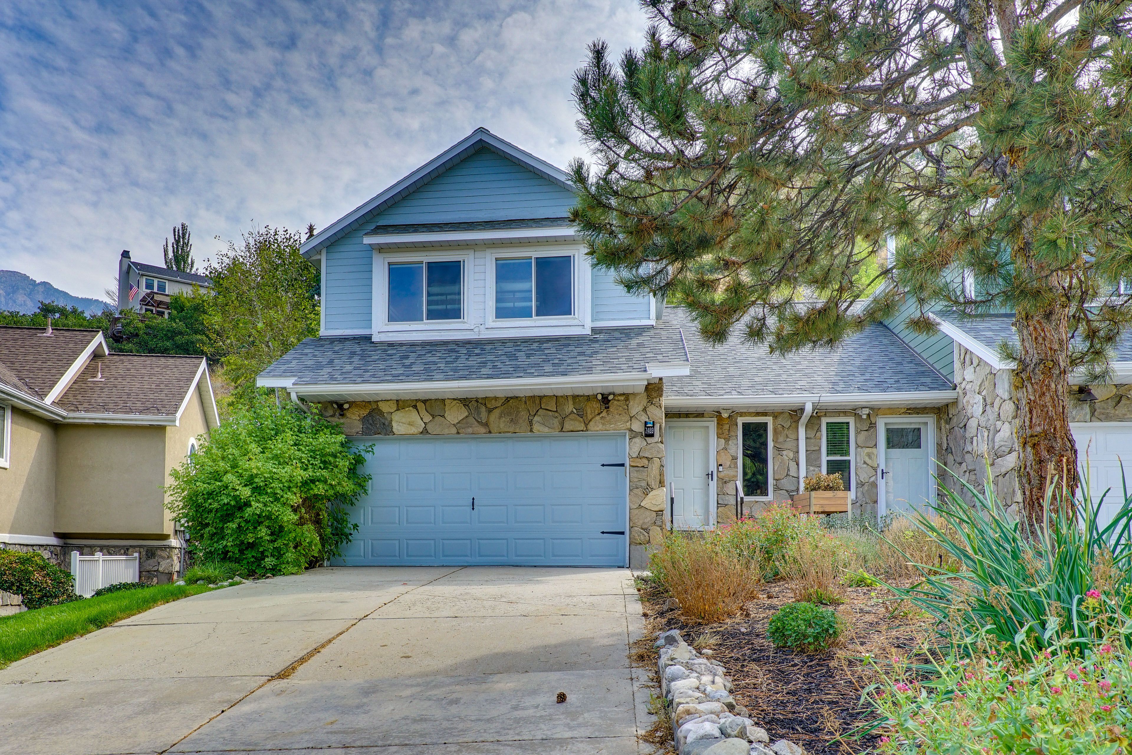 Parking | Garage (2 Vehicles) | Driveway (4 Vehicles) | RV/Trailer & Street