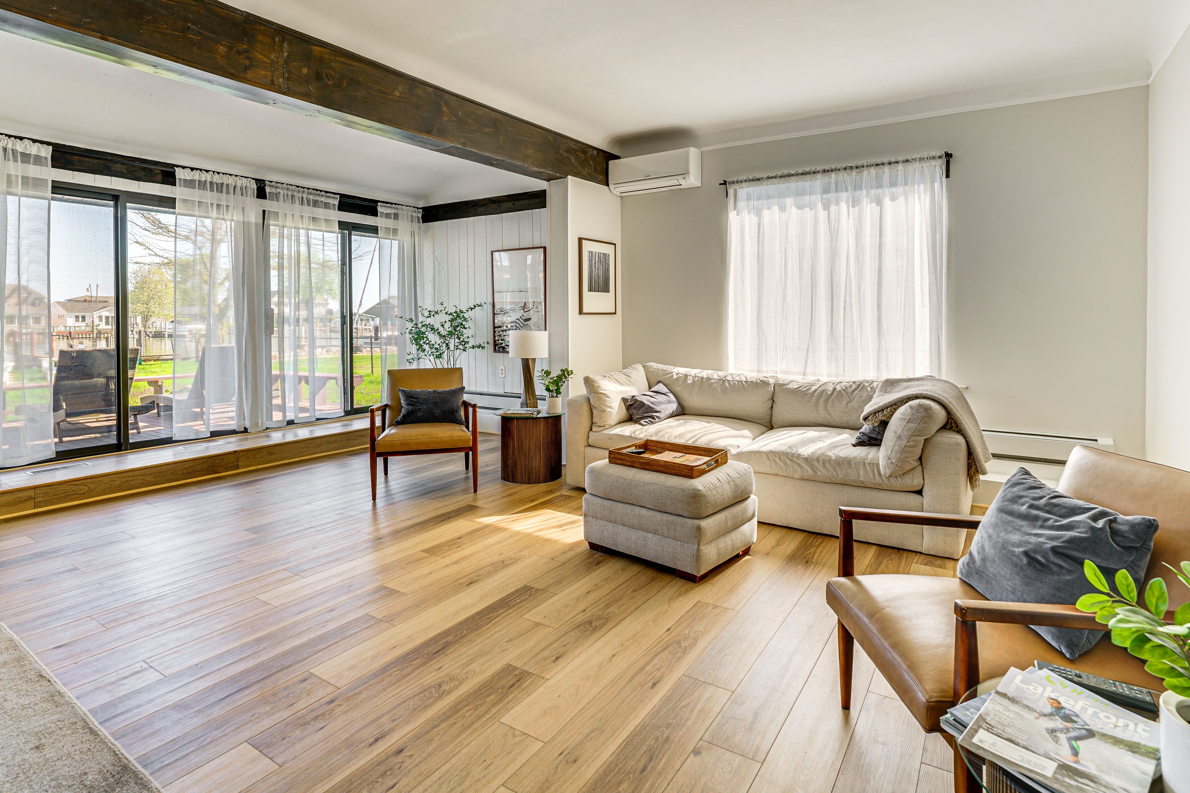 Living Room | Free WiFi | TV