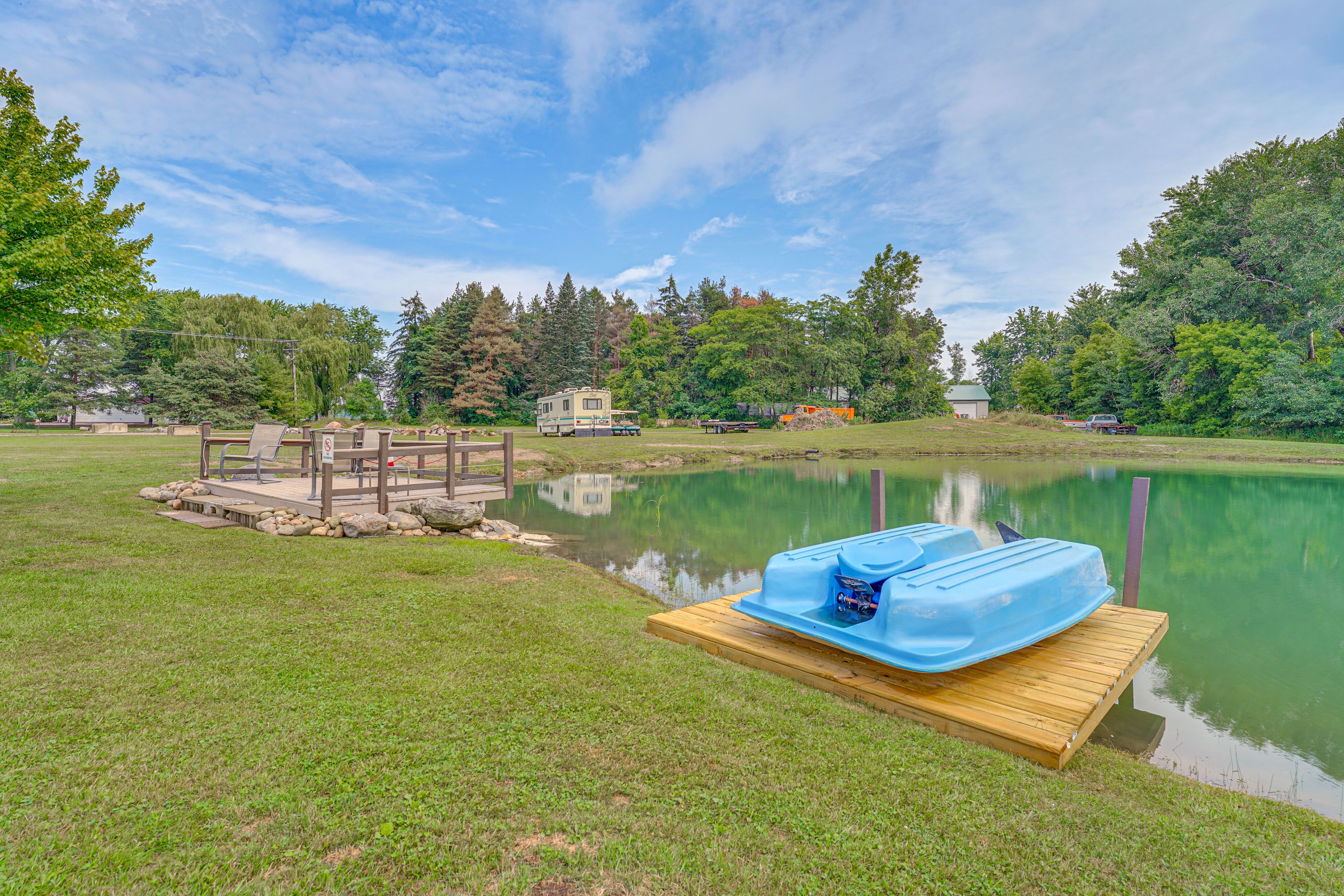 Dock | 2 Kayaks | Paddleboat | Life Jackets