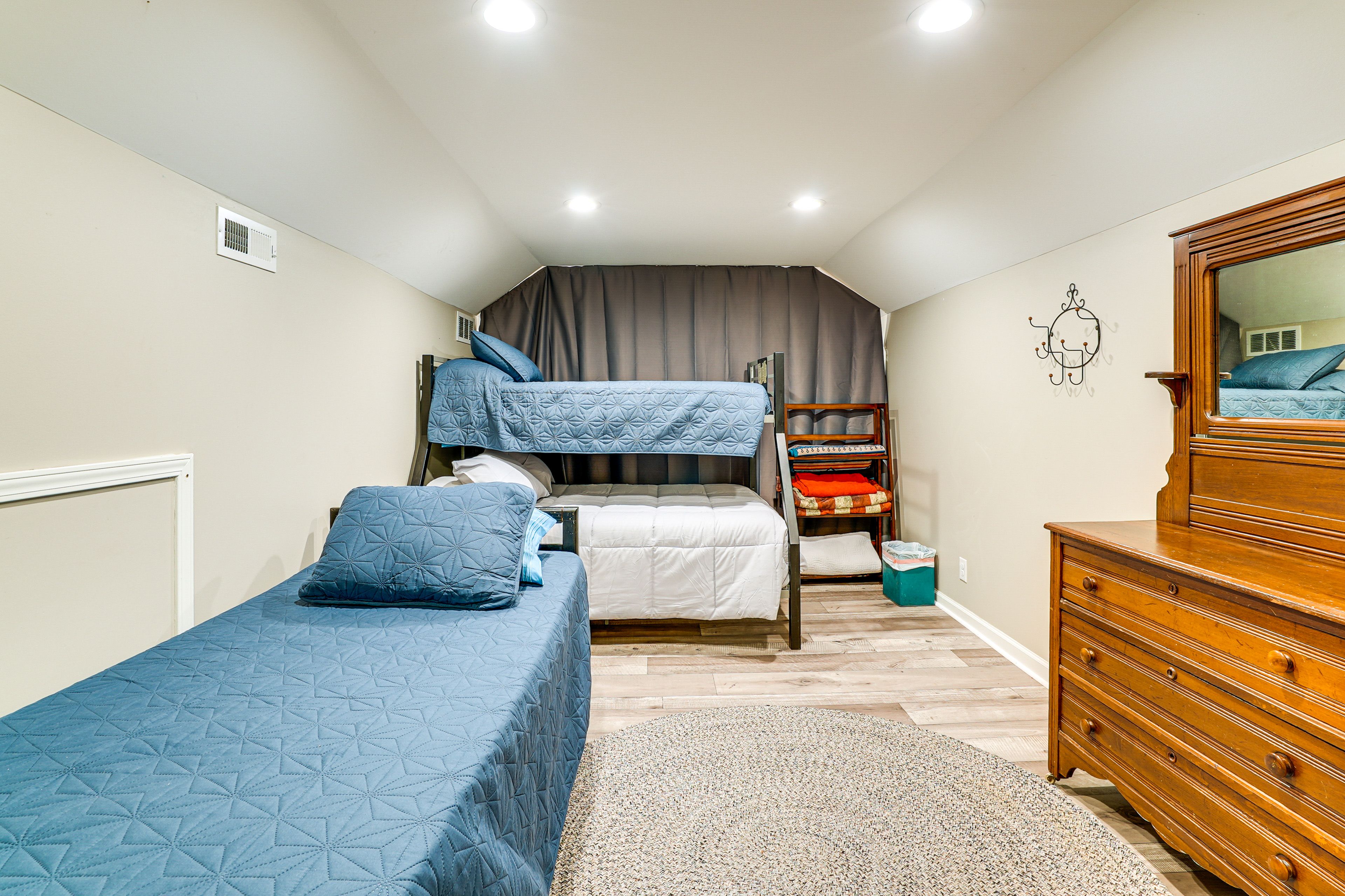 Bedroom 2 | 2nd Floor | Twin/Full Bunk Bed | Twin Bed | Smart TV