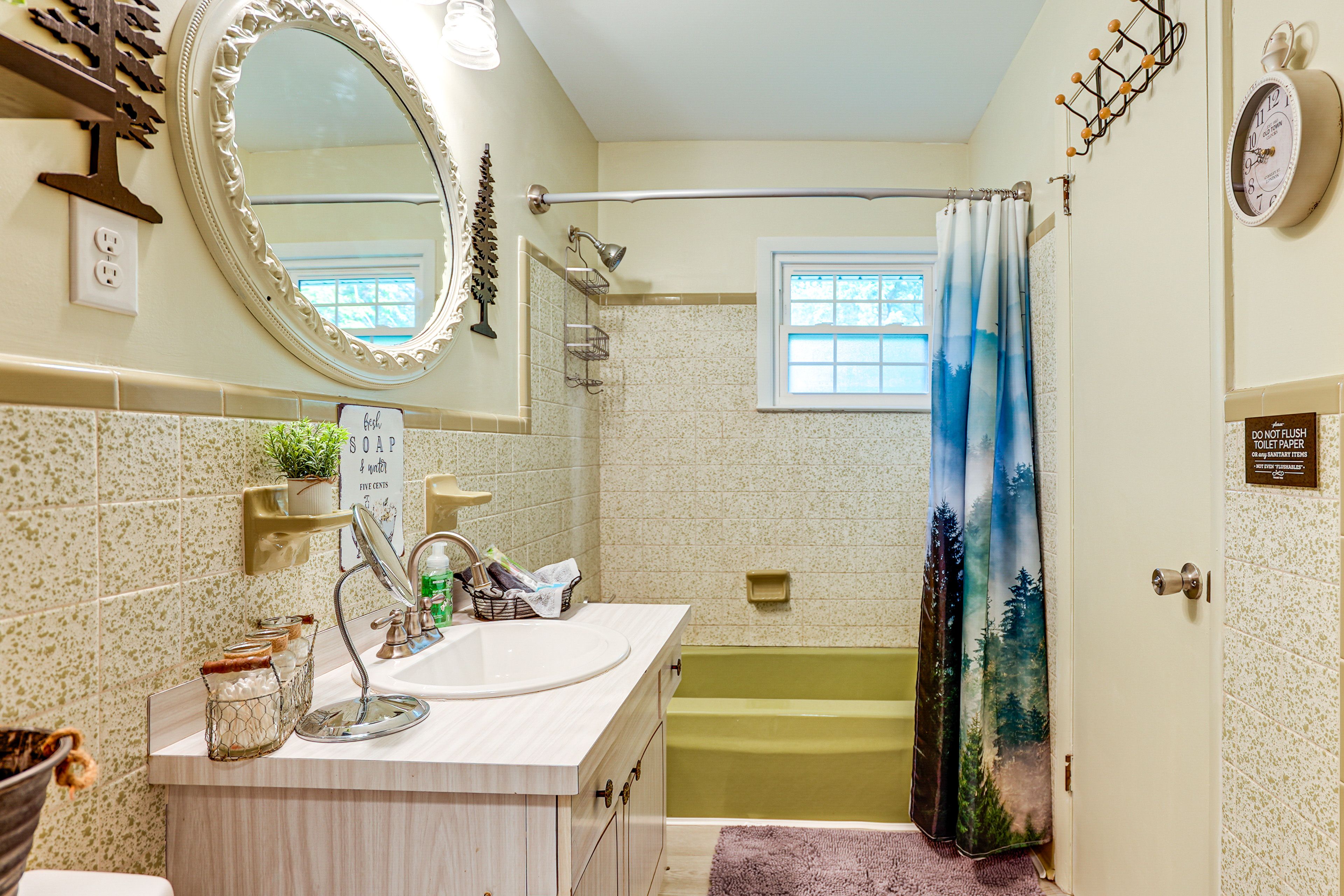 Full Bath | 1st Floor | Complimentary Toiletries | Towels Provided