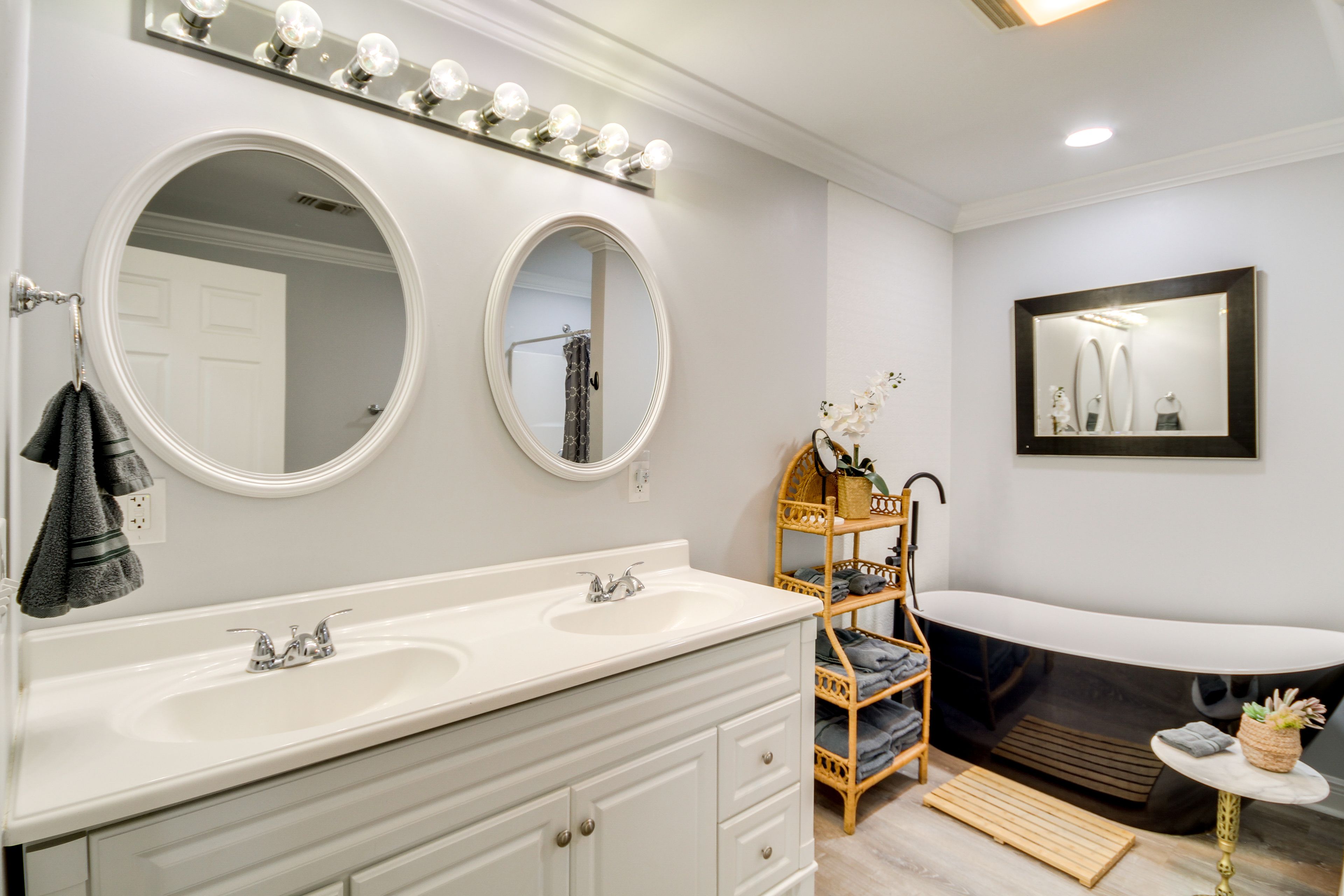 Full Bathroom | Soaker Tub