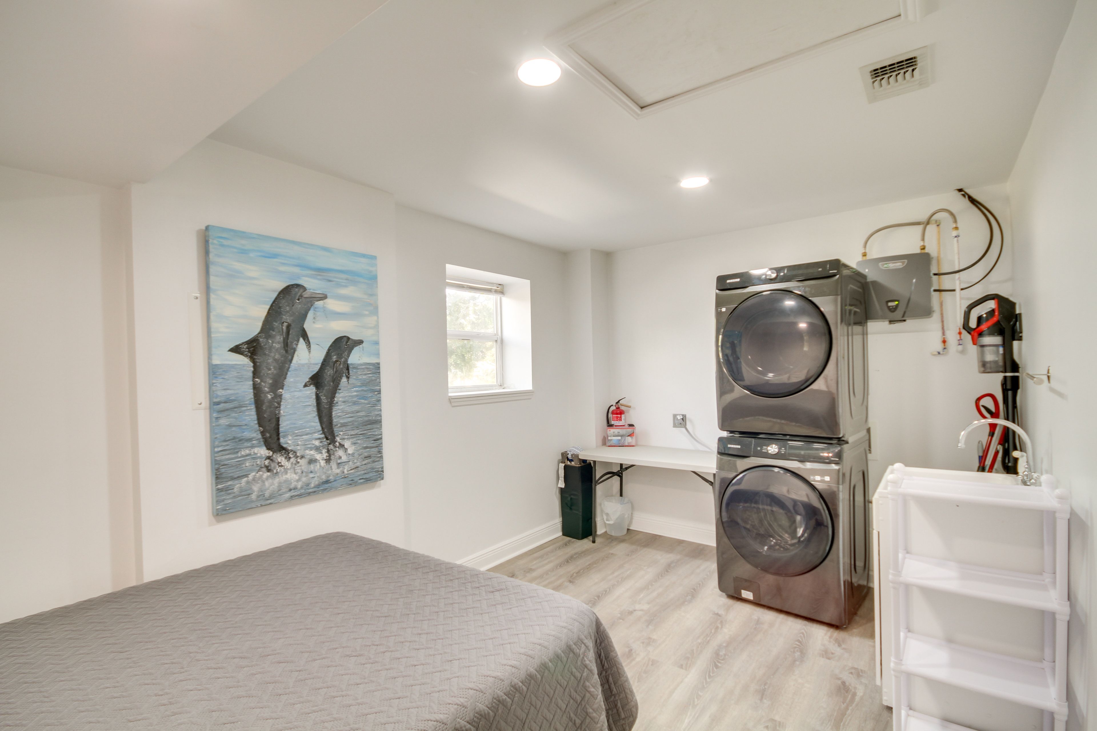 Bedroom 5 | Queen Bed | Washer & Dryer