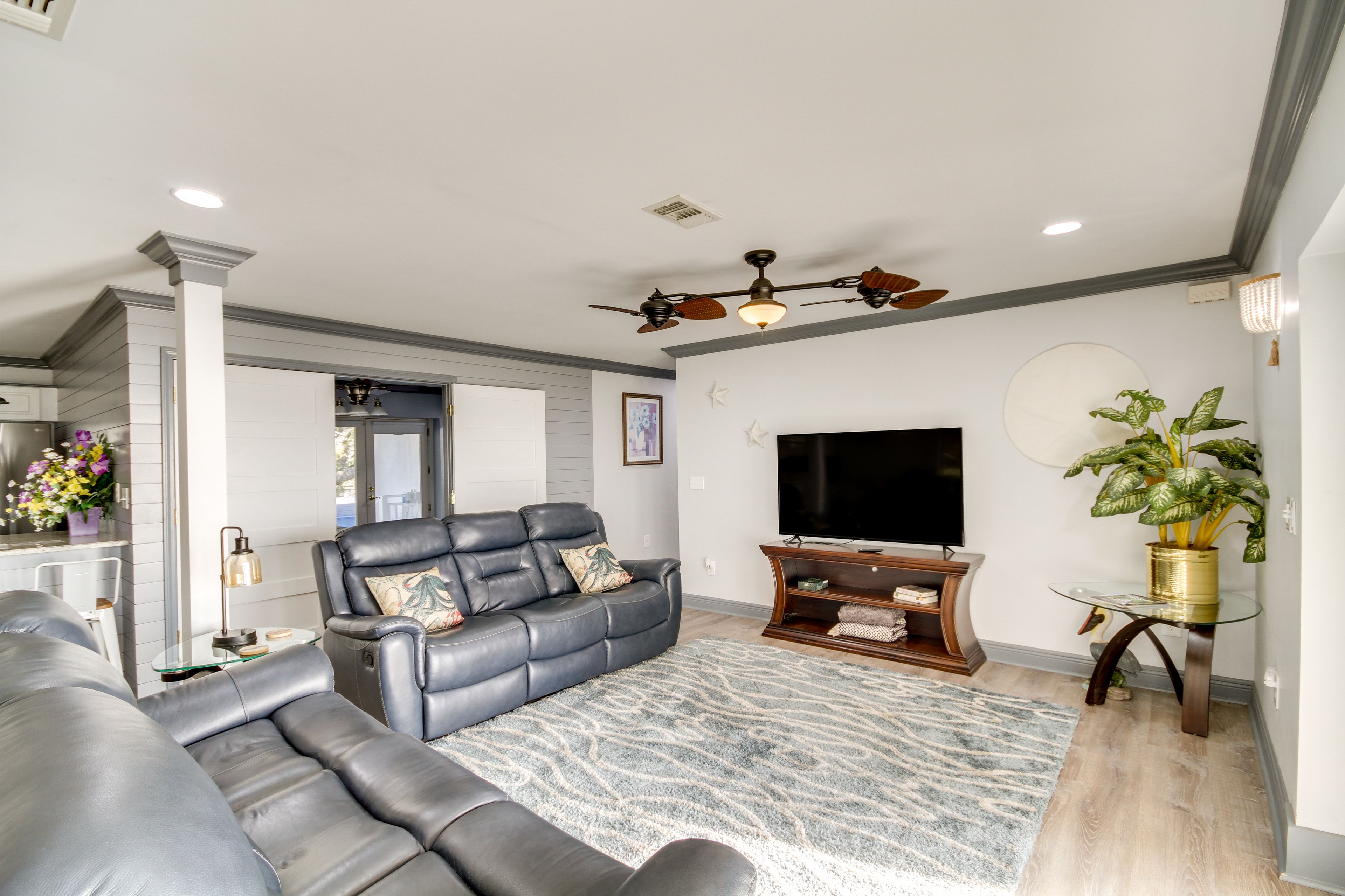 Living Room | Free WiFi | Smart TV (Streaming Only)