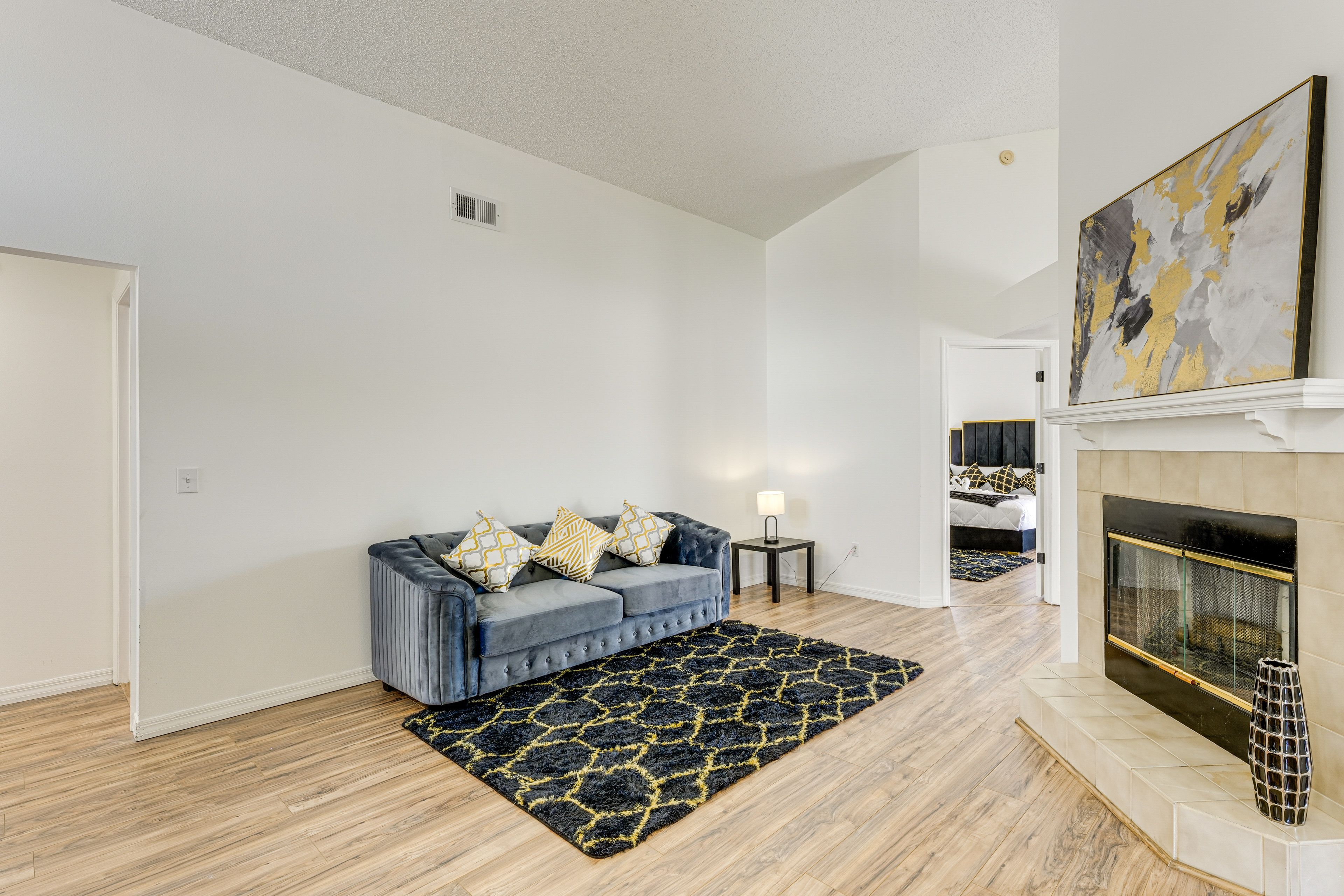 Living Room | Free WiFi | Fireplace