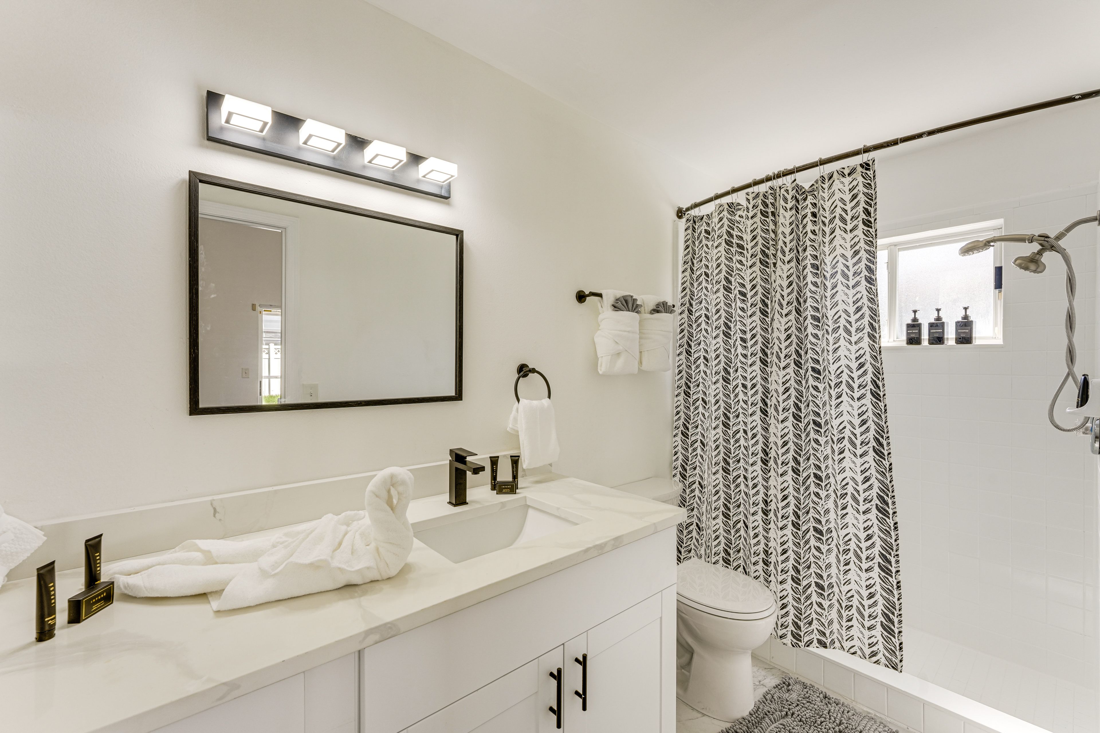 Full Bathroom | Towels Provided
