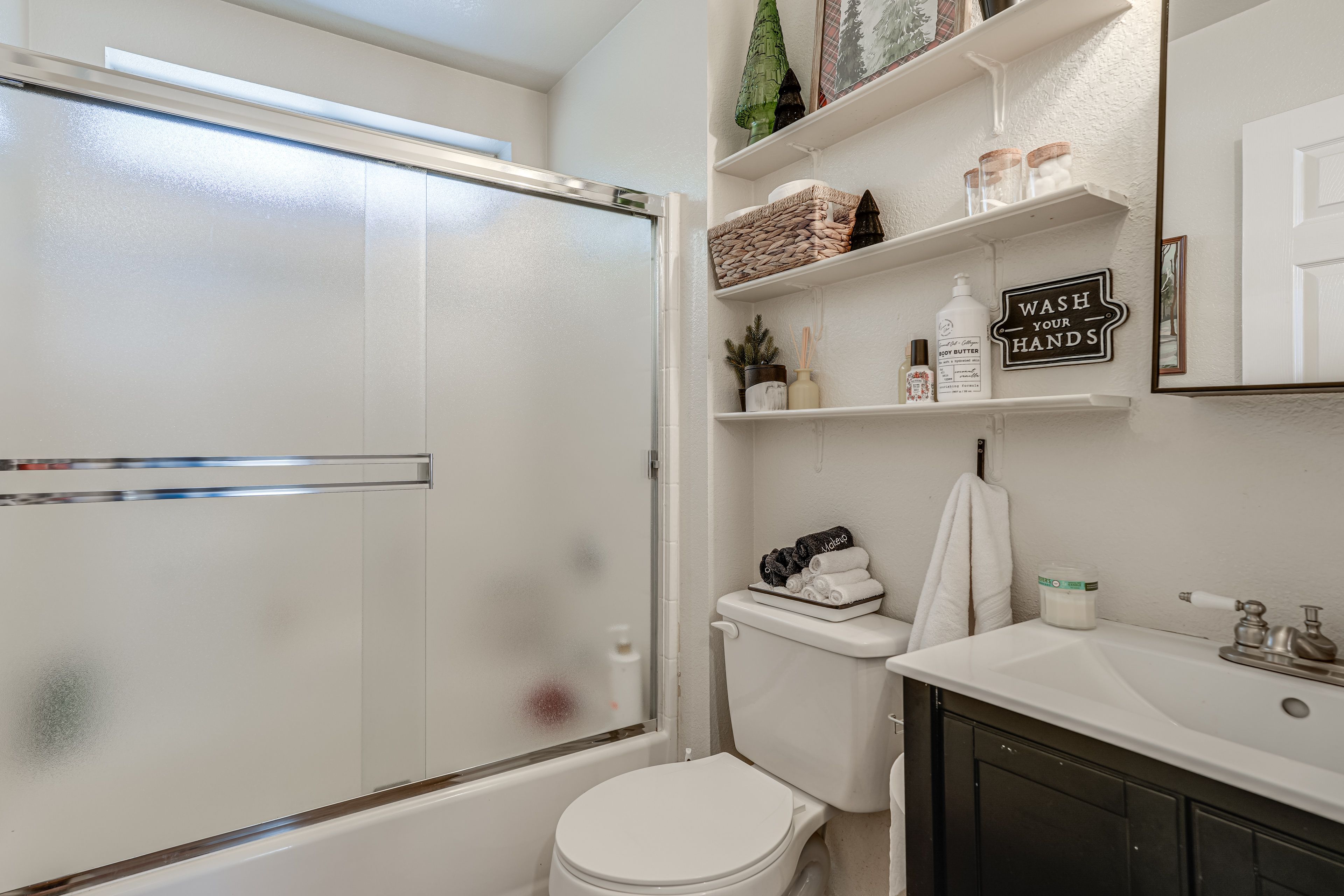 Full Bathroom | Towels Provided | 1st Floor