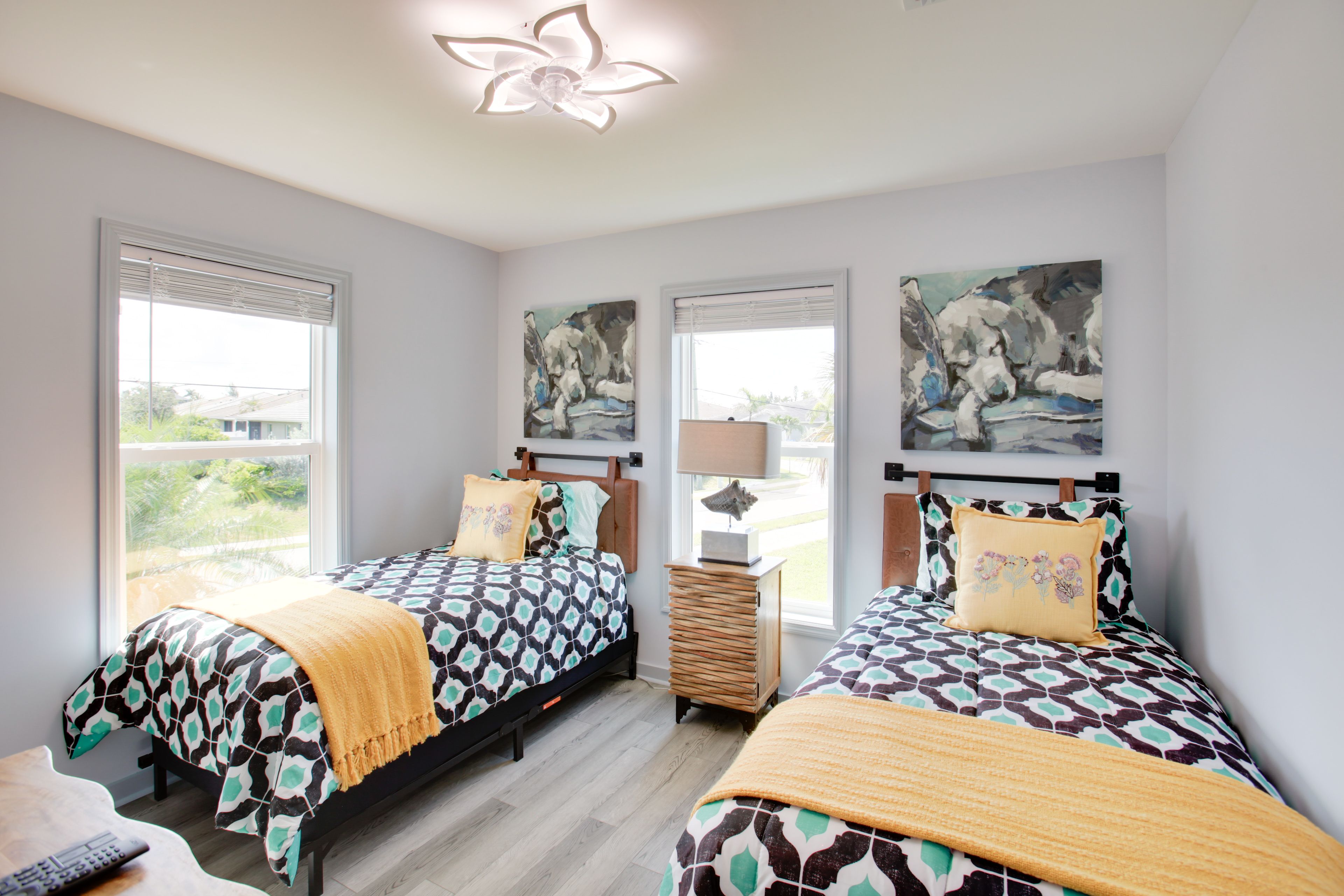 Bedroom 2 | 2 Twin Beds | Smart TV