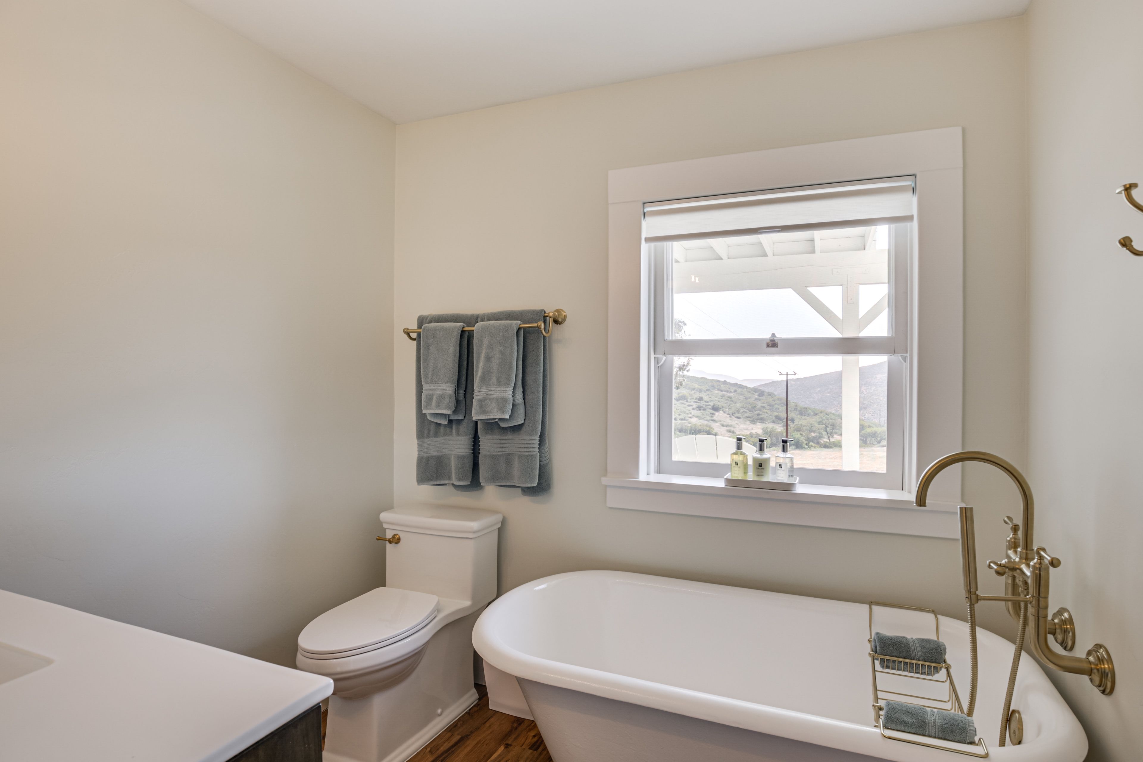 Full Bathroom | Lower Floor | Towels Provided