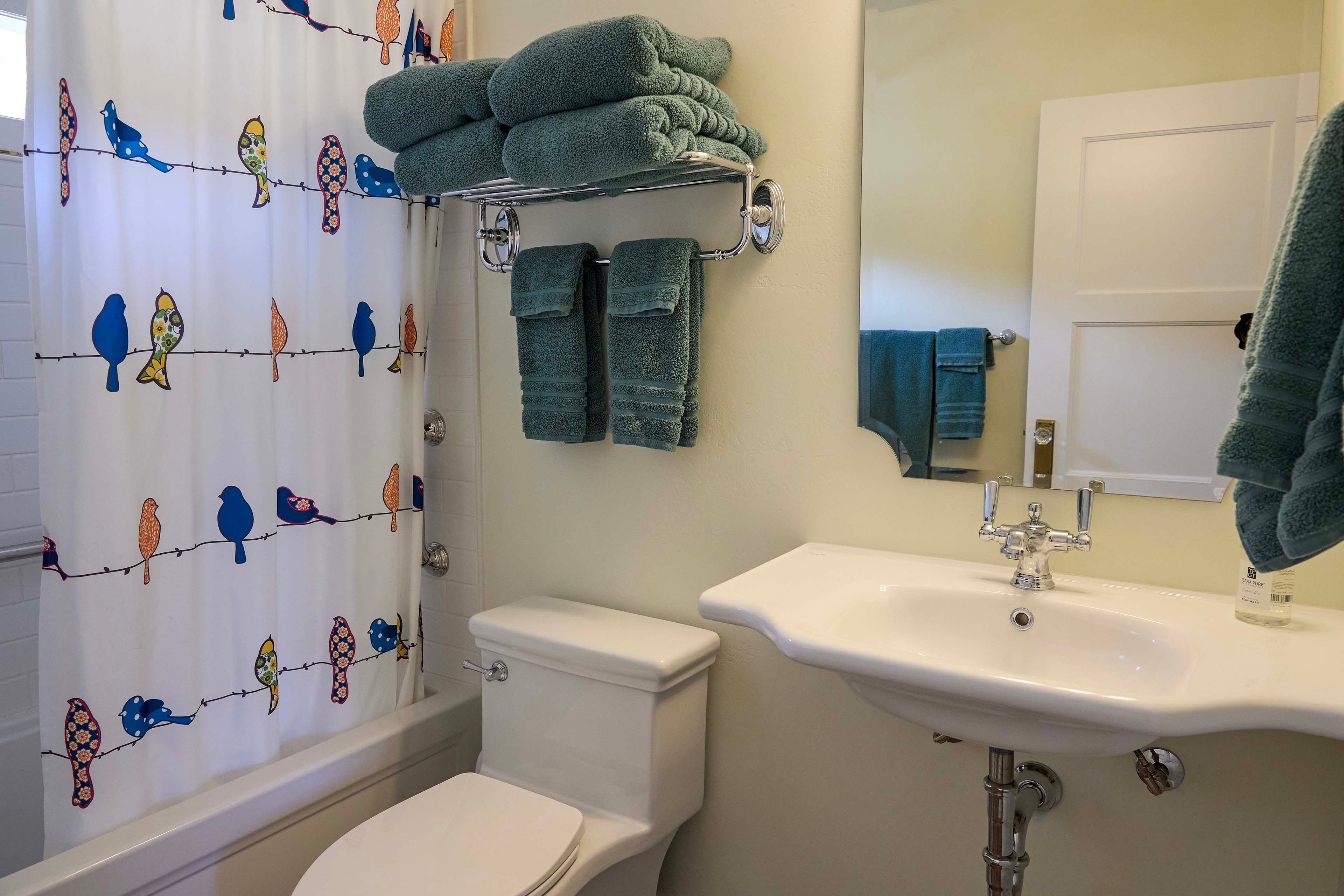 Full Bathroom | Upper Floor | Towels Provided