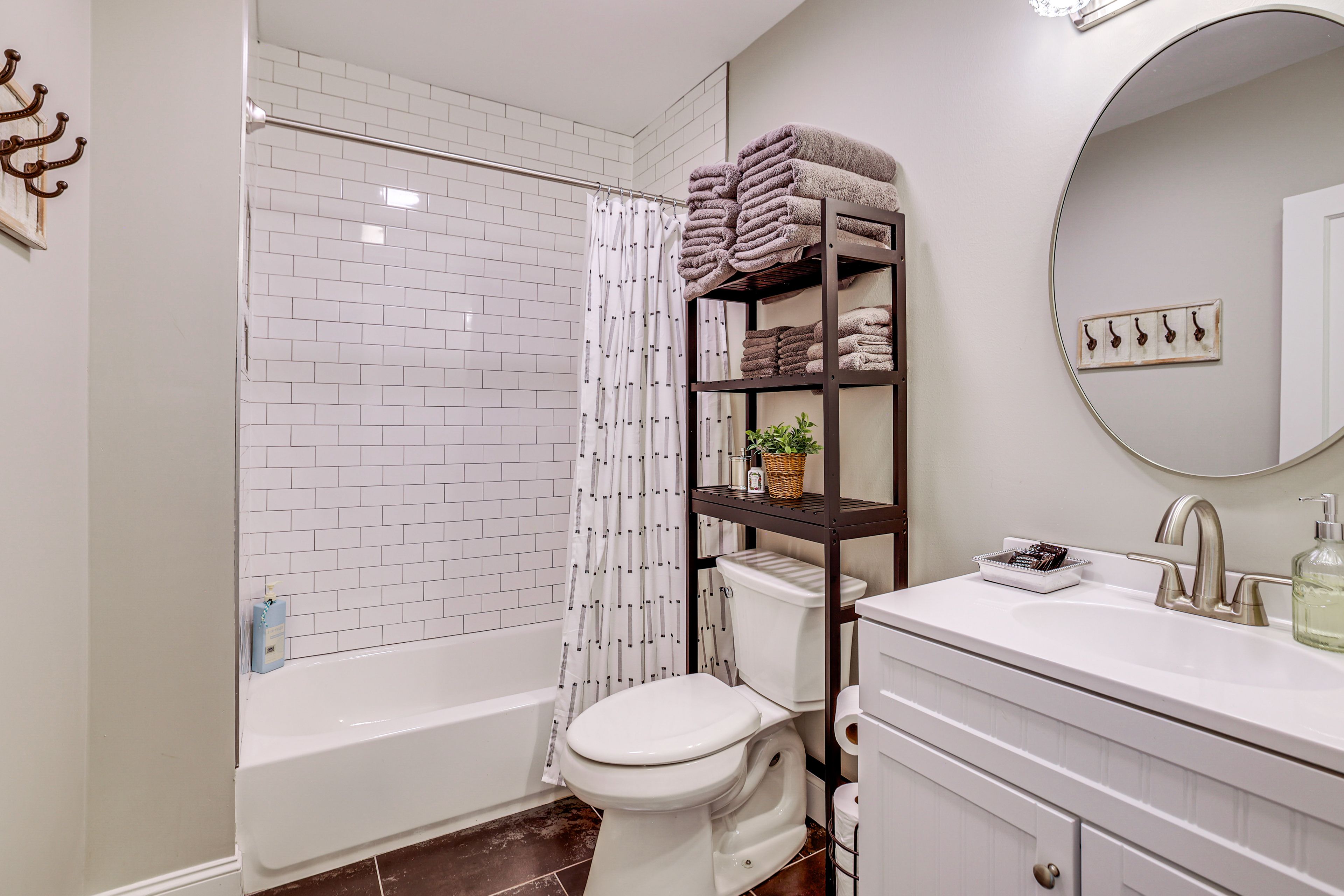 Full Bathroom | Towels Provided