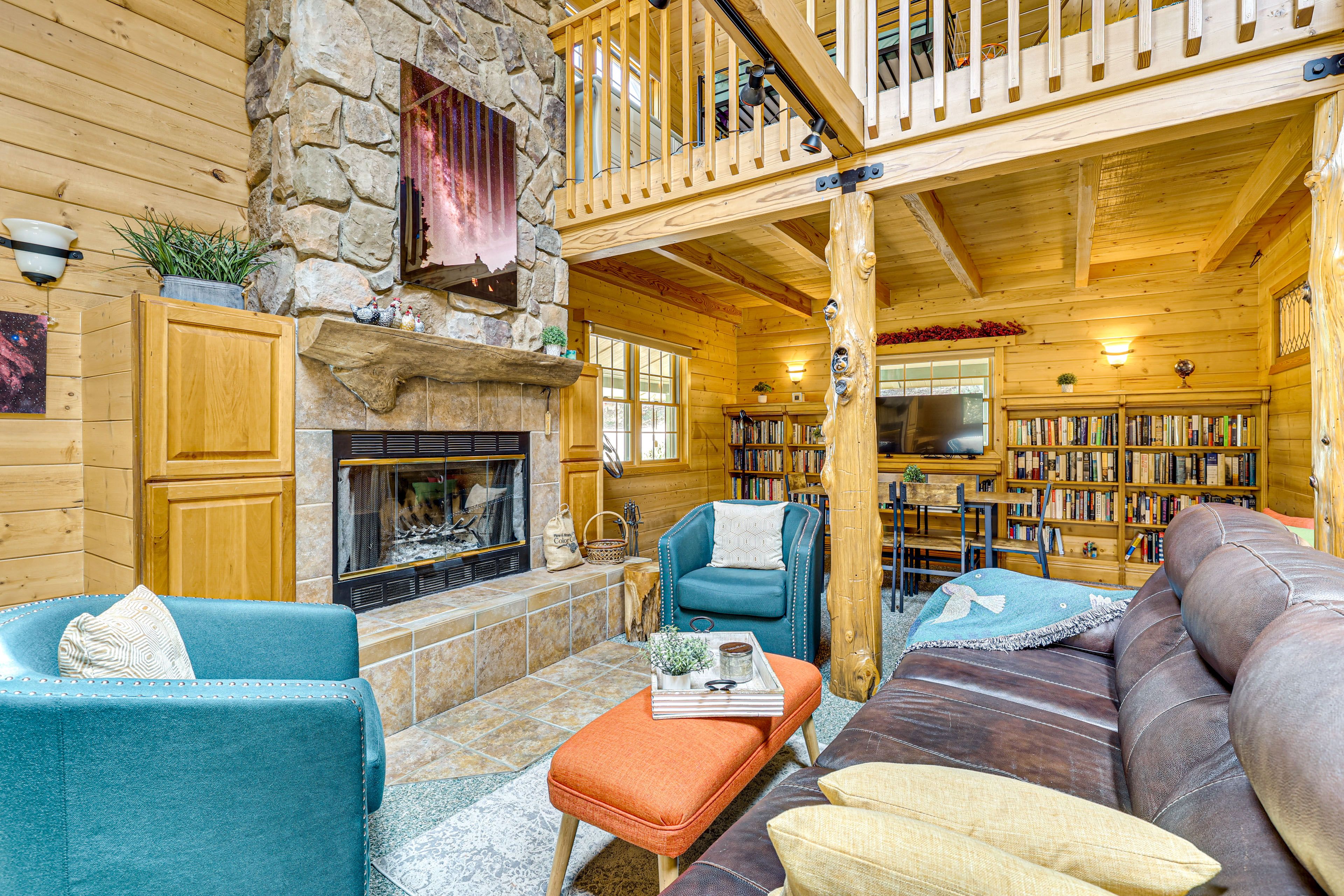 Living Room | Free WiFi | Smart TV | Main Floor