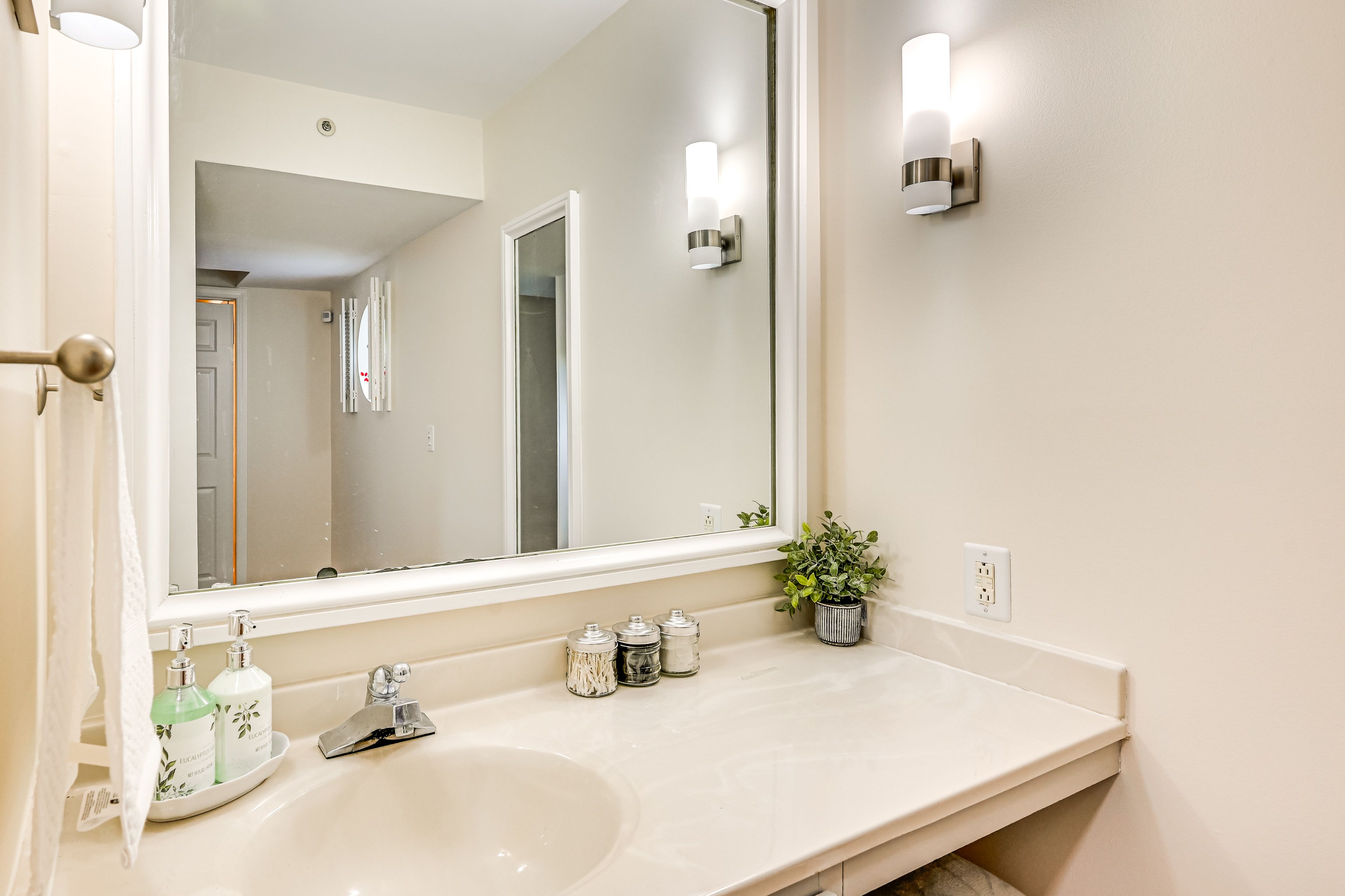 Full Bathroom | 1st Floor | Complimentary Toiletries | Towels Provided
