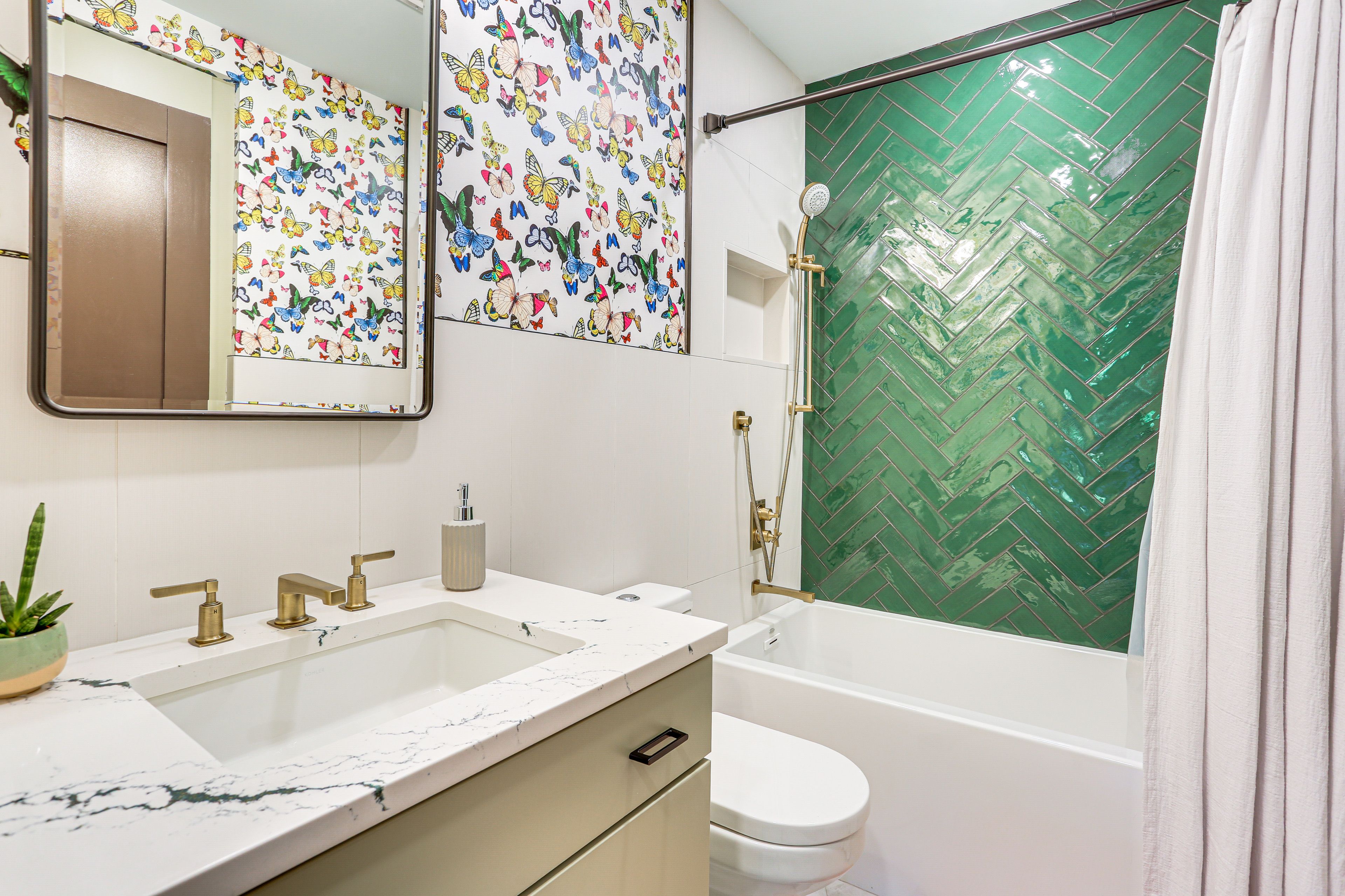 Full Bathroom | 2nd Floor