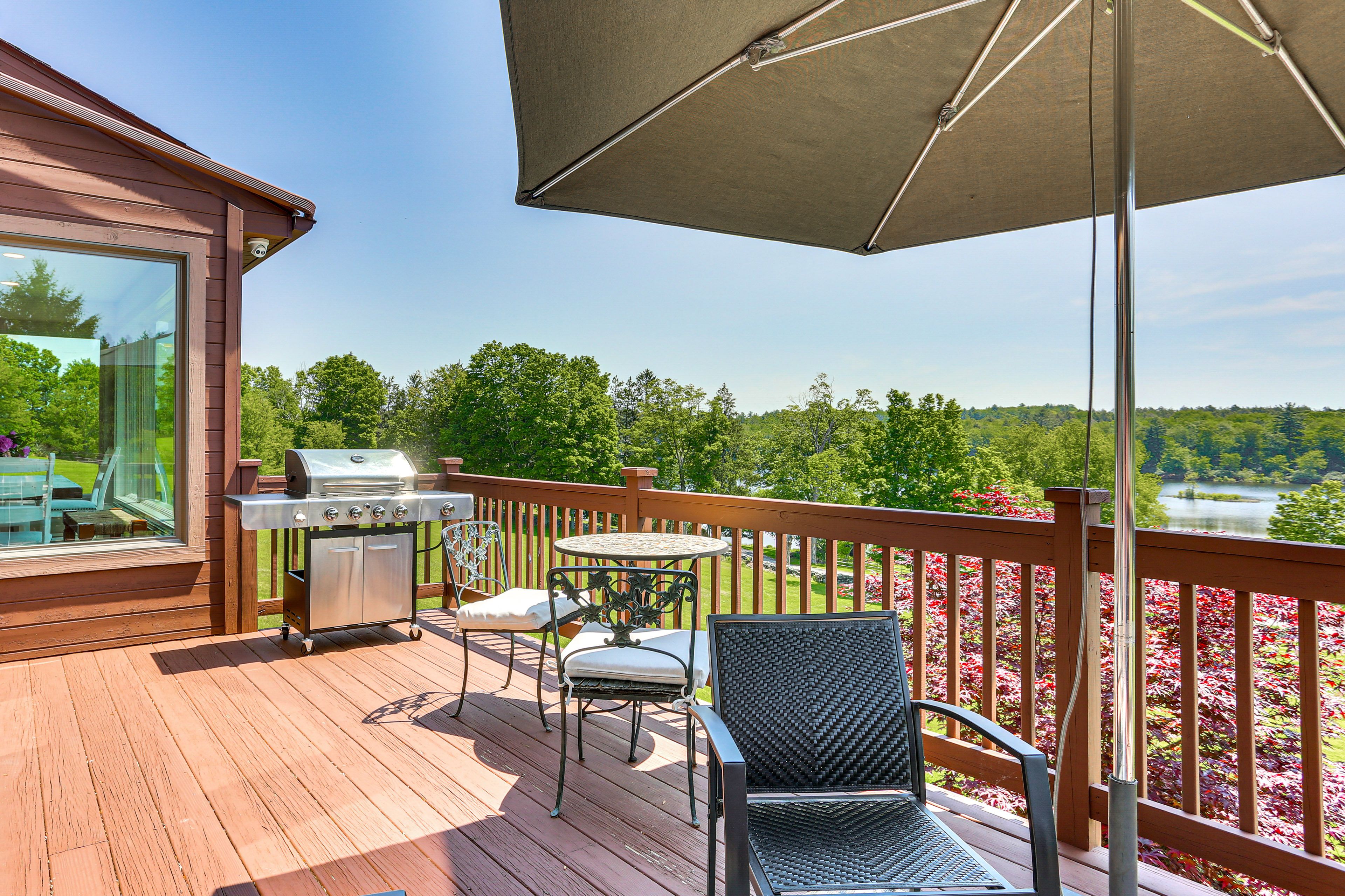 Deck | Gas Grill | Outdoor Dining Area | 2nd Floor