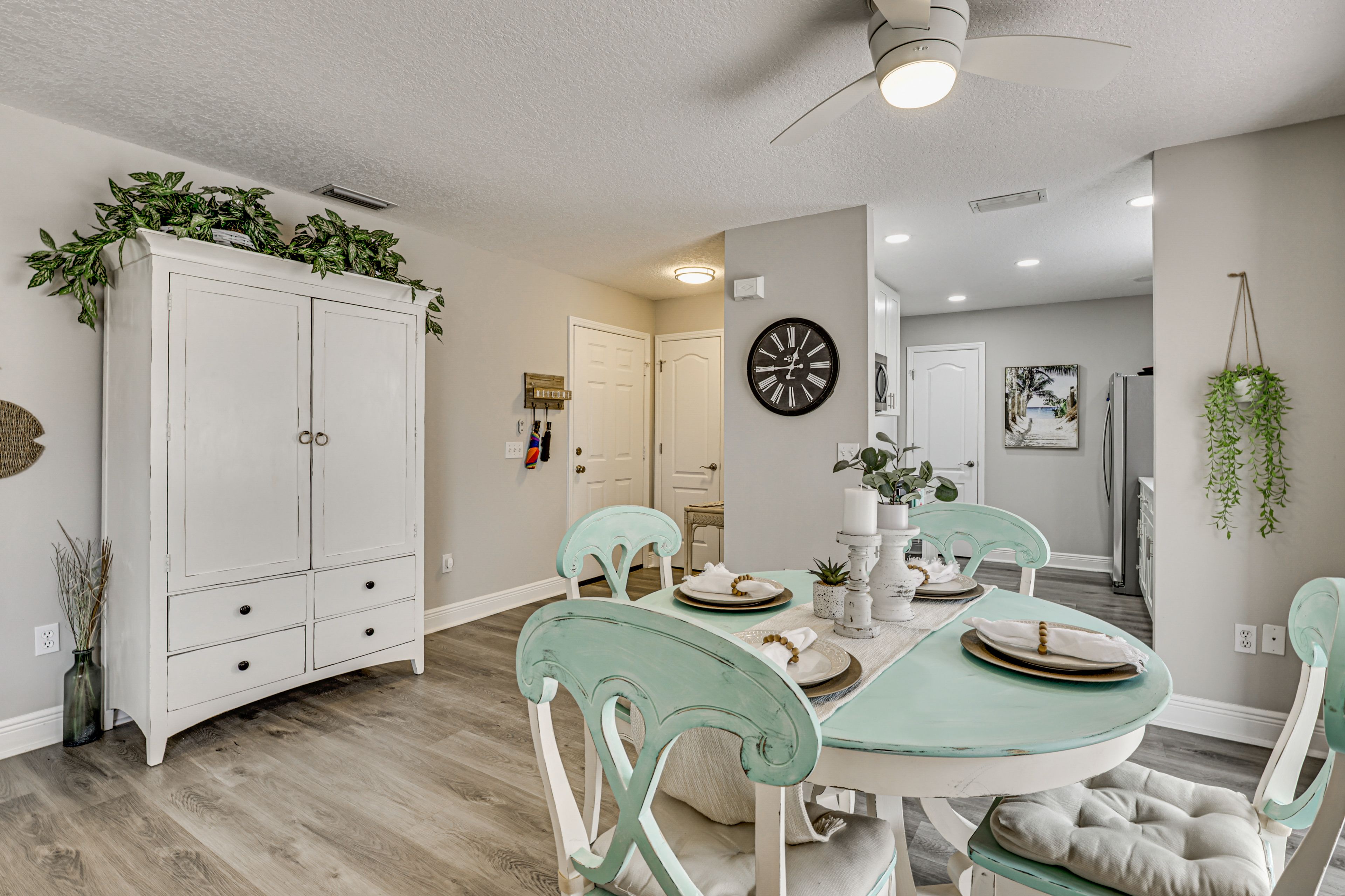 Dining Area | Dishware & Flatware Provided
