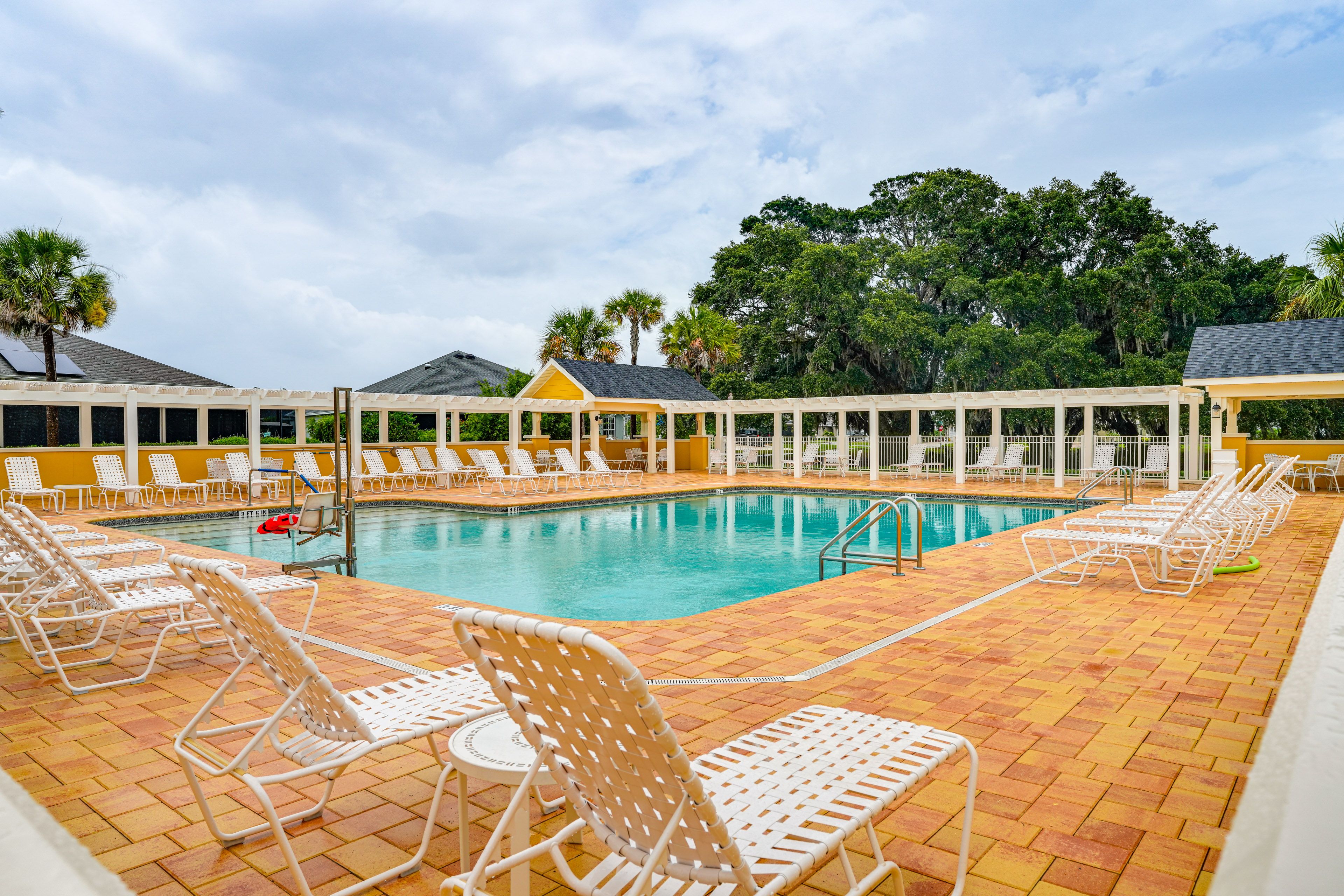 Community Pool (w/ Additional Fee)