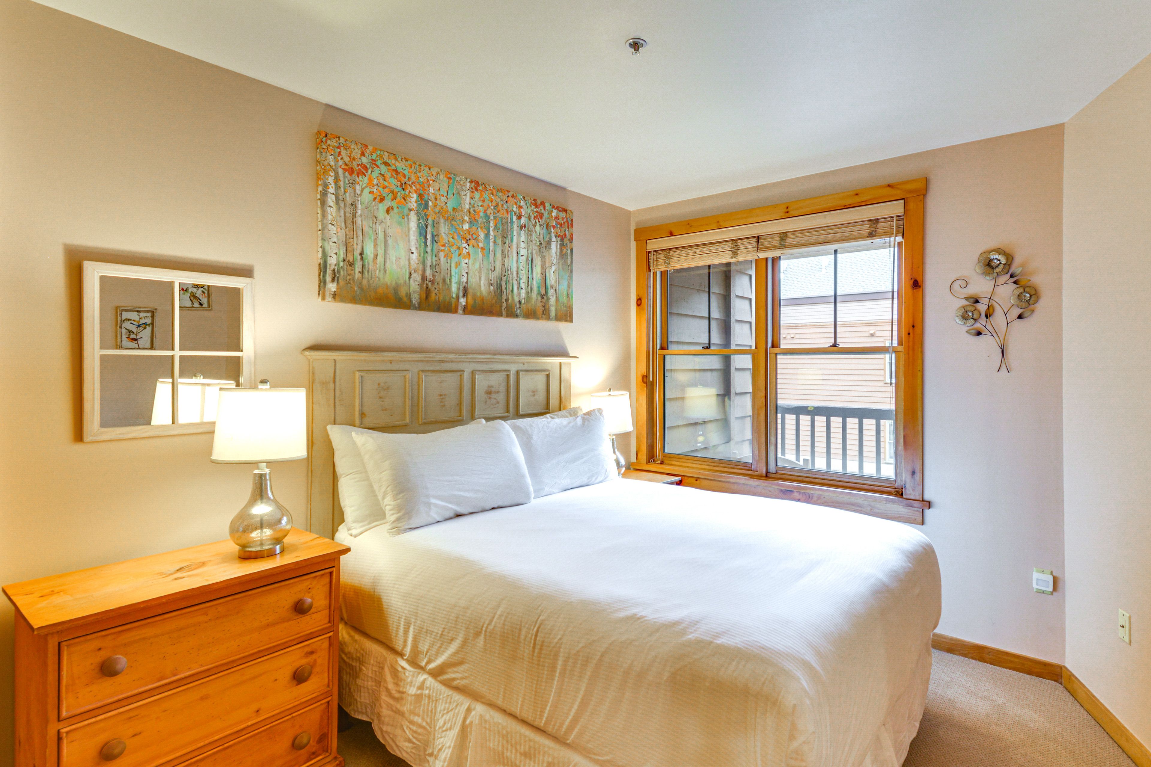 Bedroom | Queen Bed | Linens