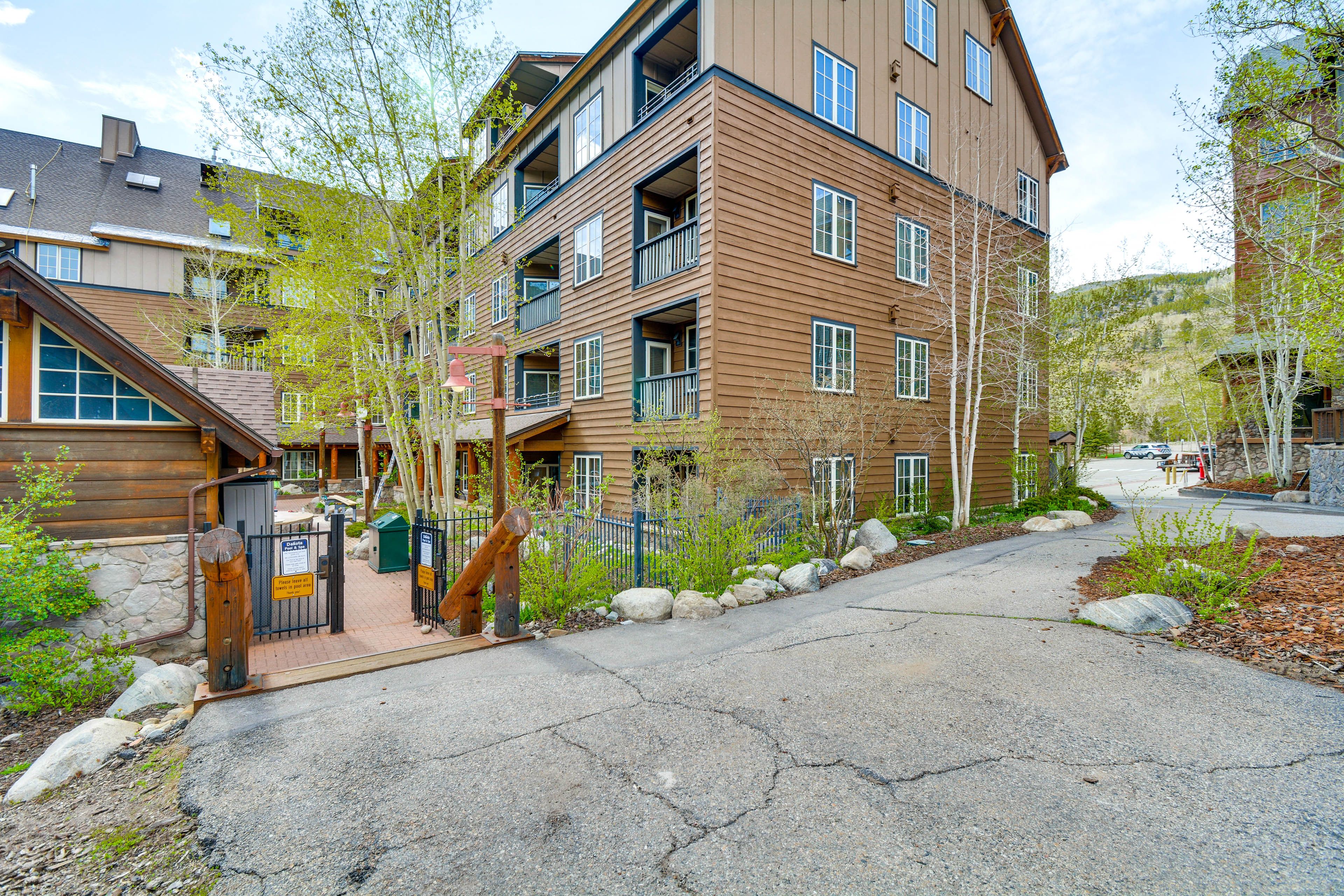 Parking | Community Garage (1 Vehicle)