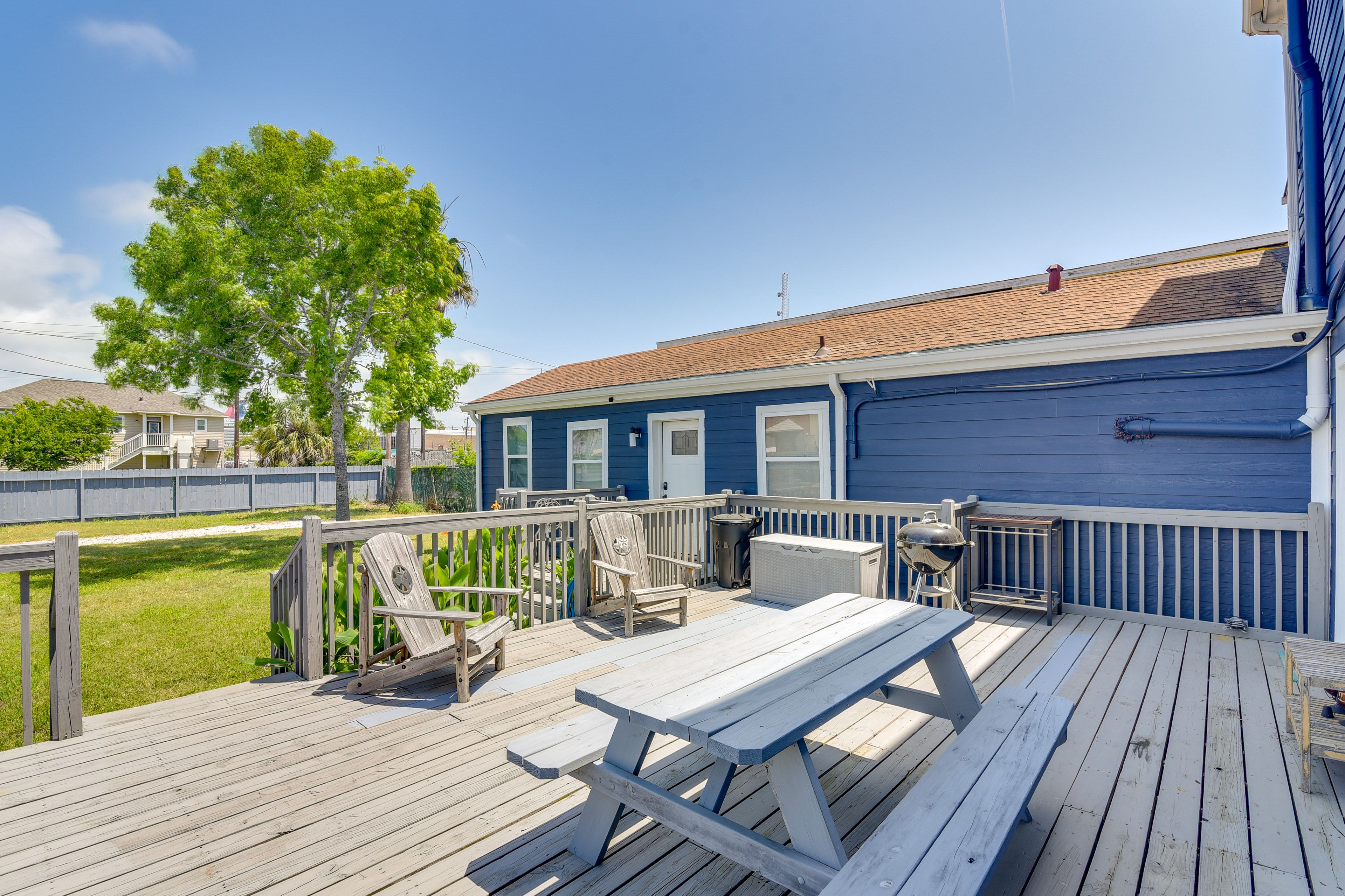 Shared Outdoor Space | Charcoal Grill | Backyard