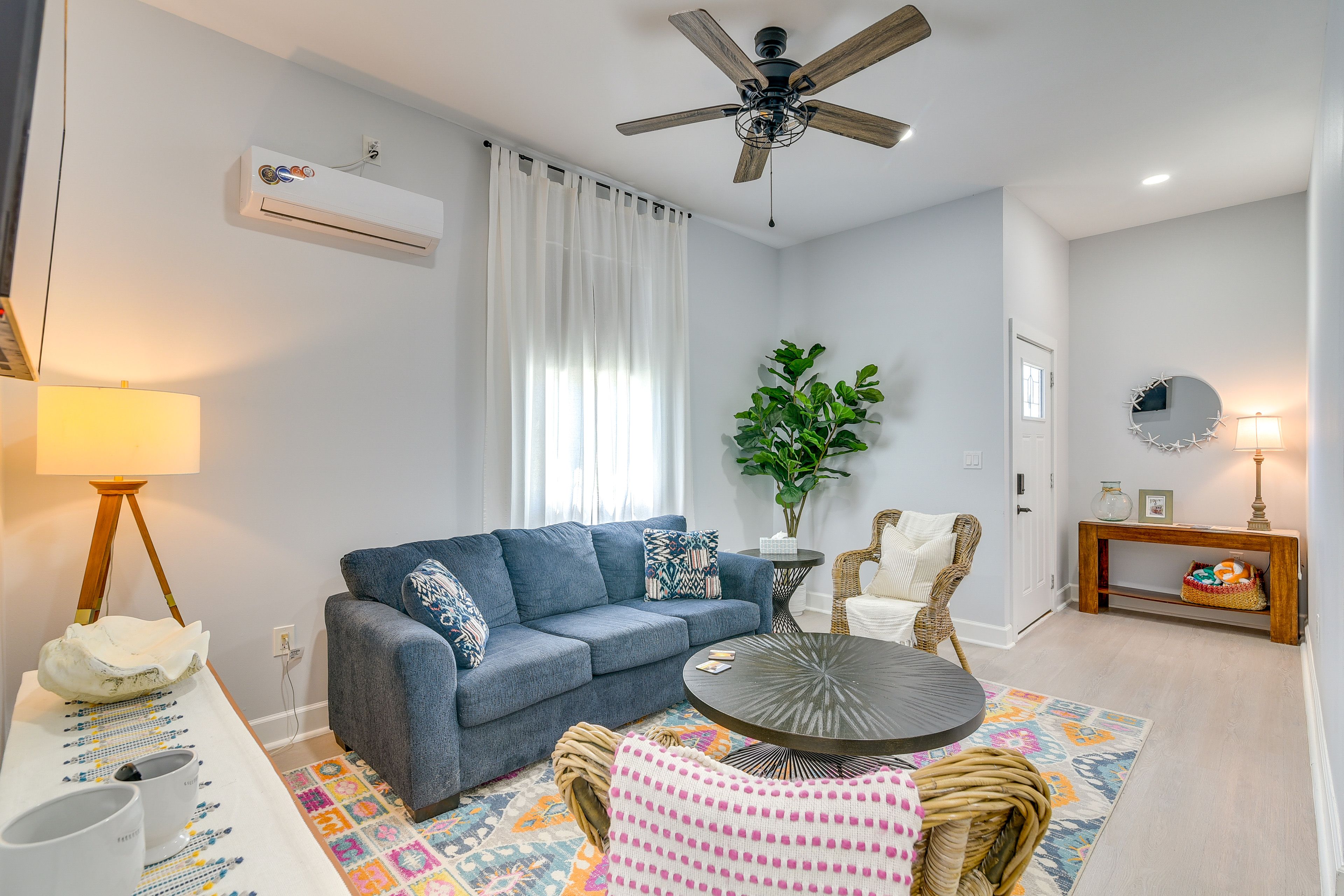 Living Room | Queen Sleeper Sofa | Smart TV | Free WiFi | Central A/C & Heating