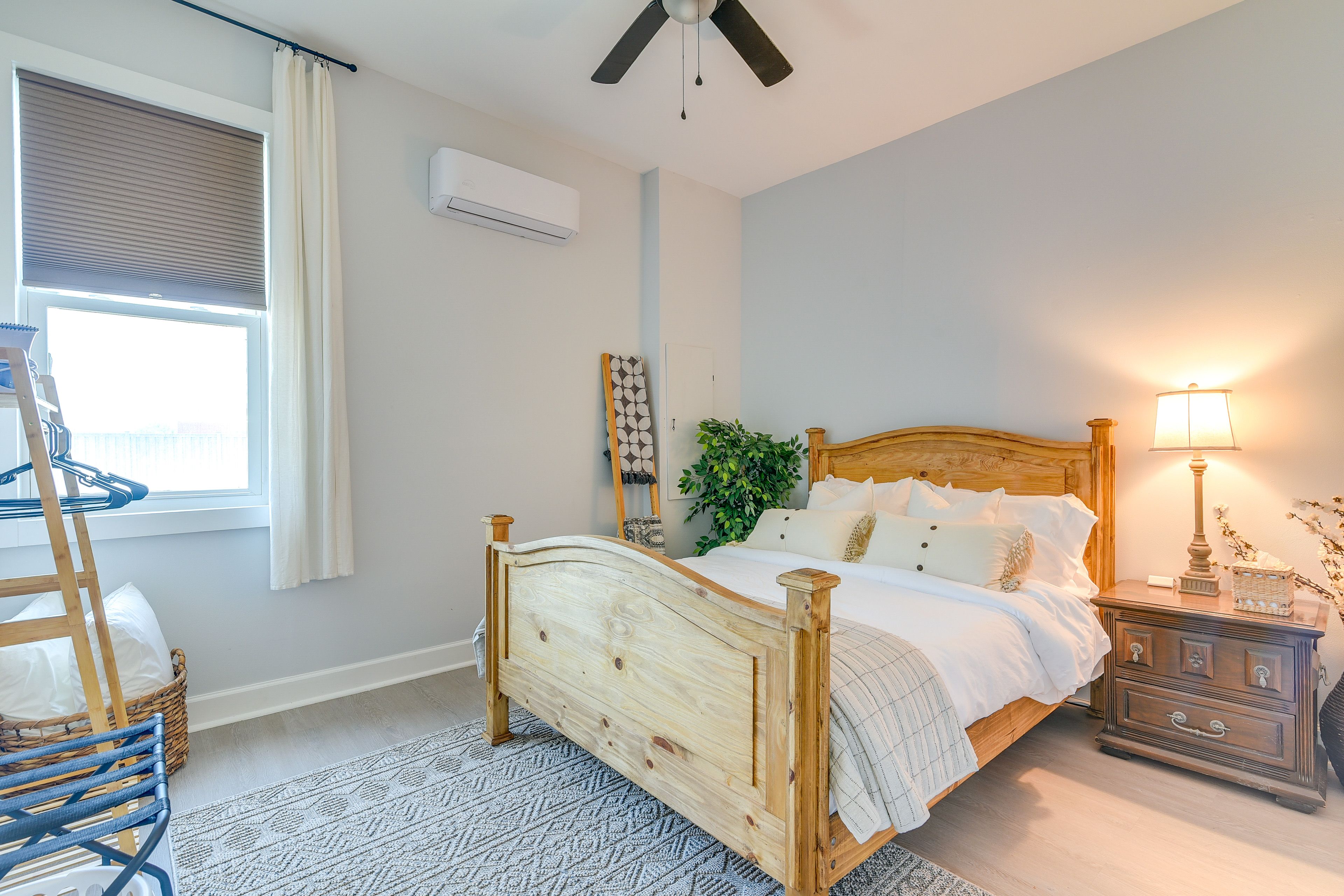 Bedroom 1 | Queen Bed