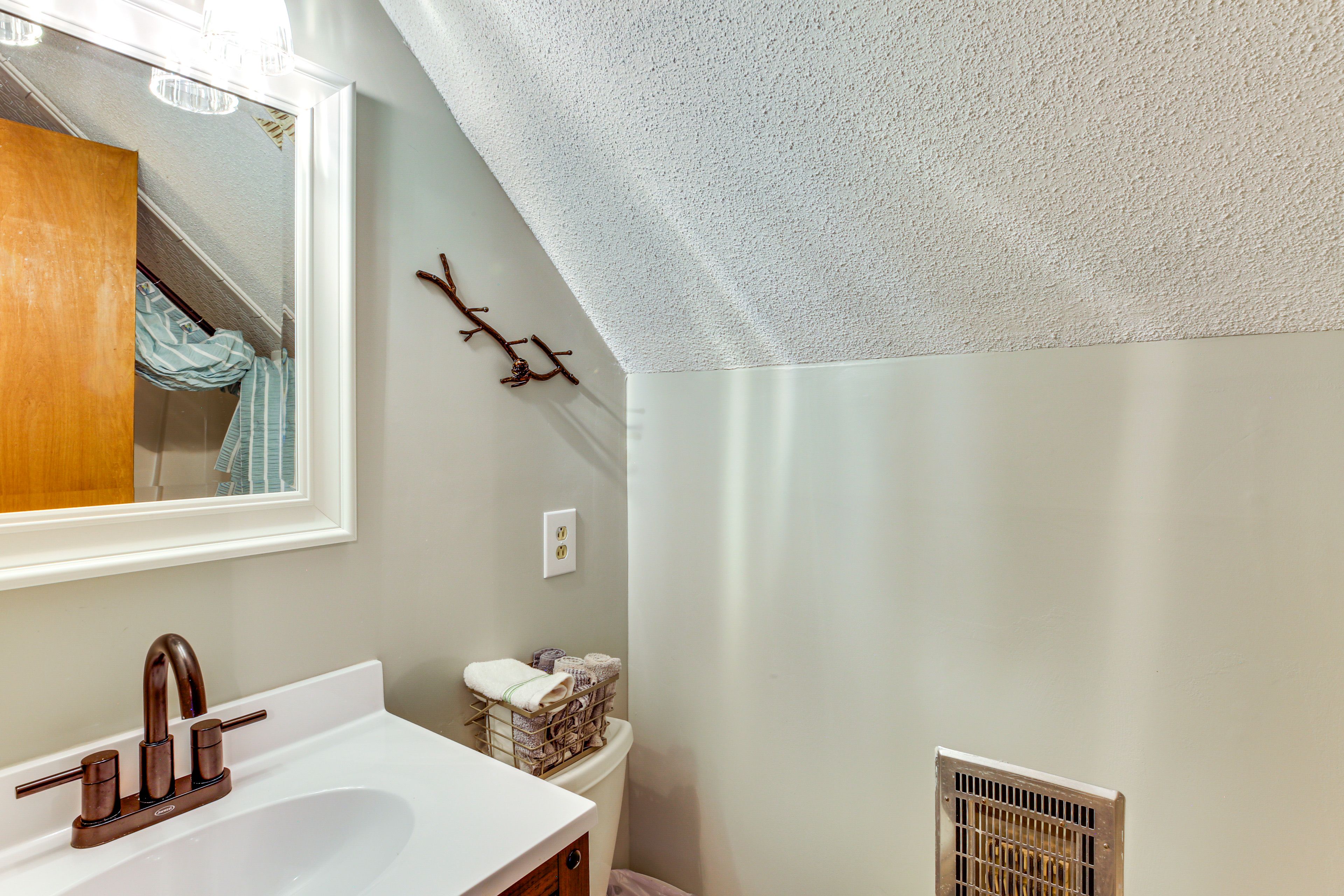 Full Bath | Towels | Hair Dryer | Upper Level