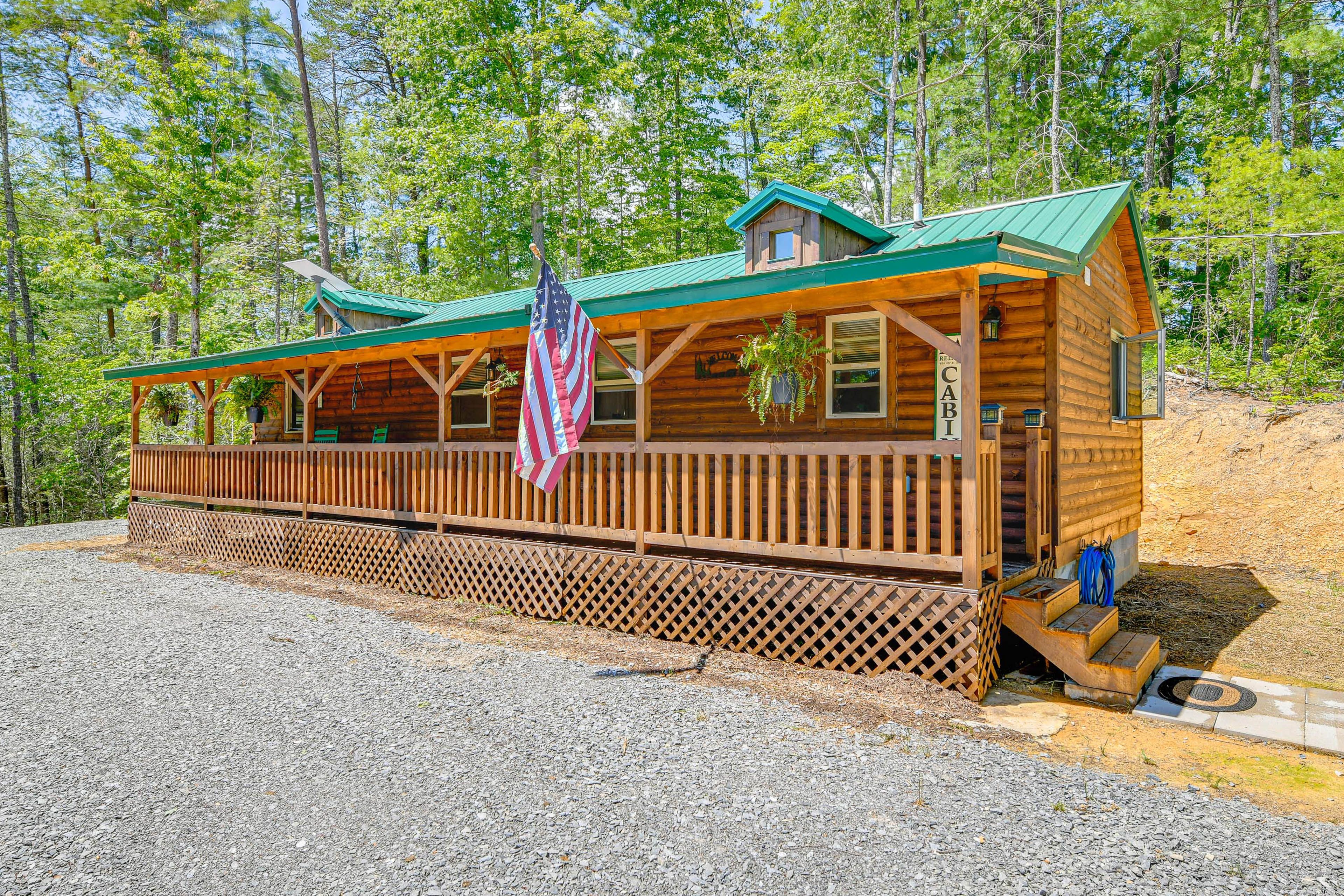 Sevierville Vacation Rental | 2BR | 1BA | 4 Steps to Enter | 800 Sq Ft