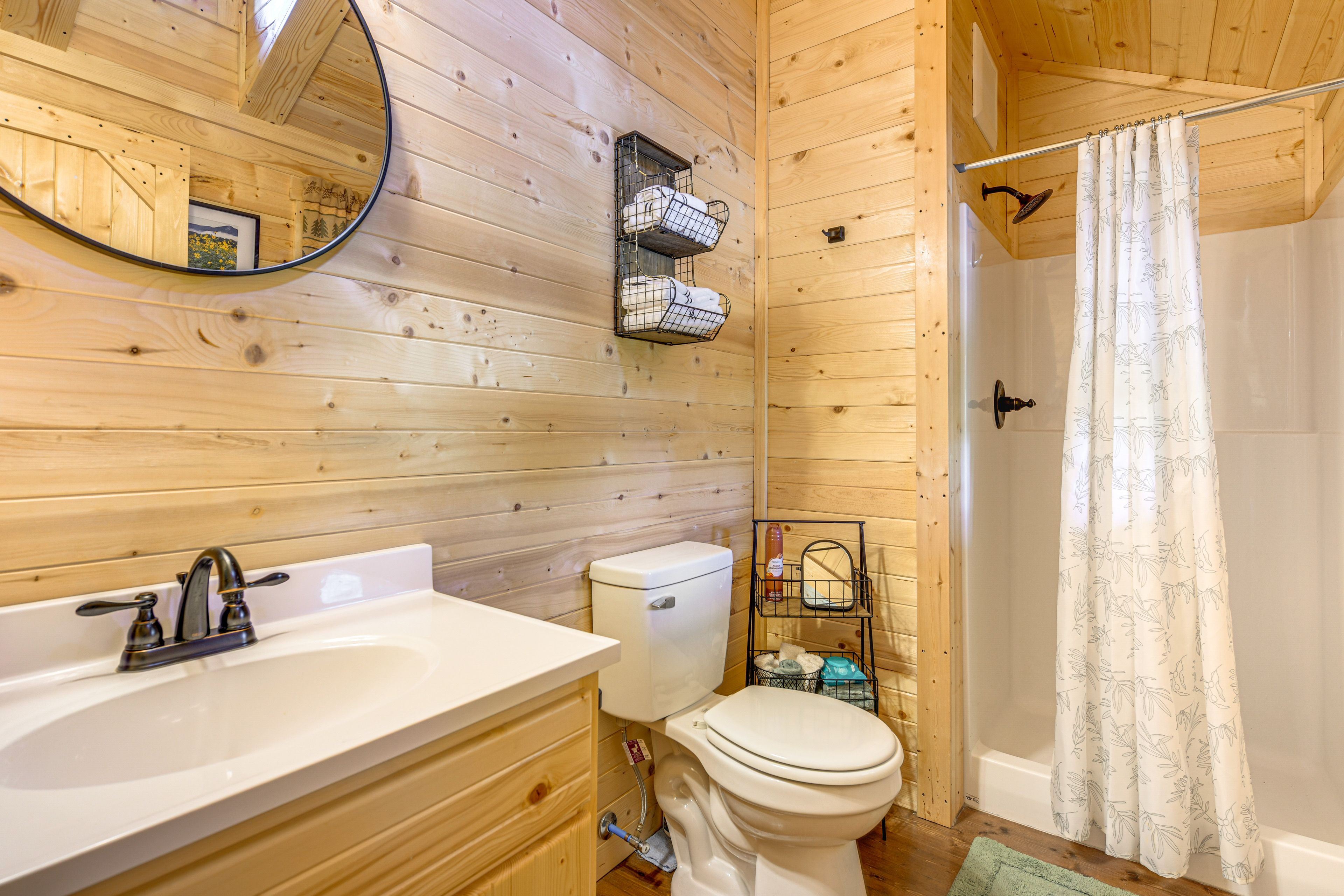 Full Bathroom | Towels Provided
