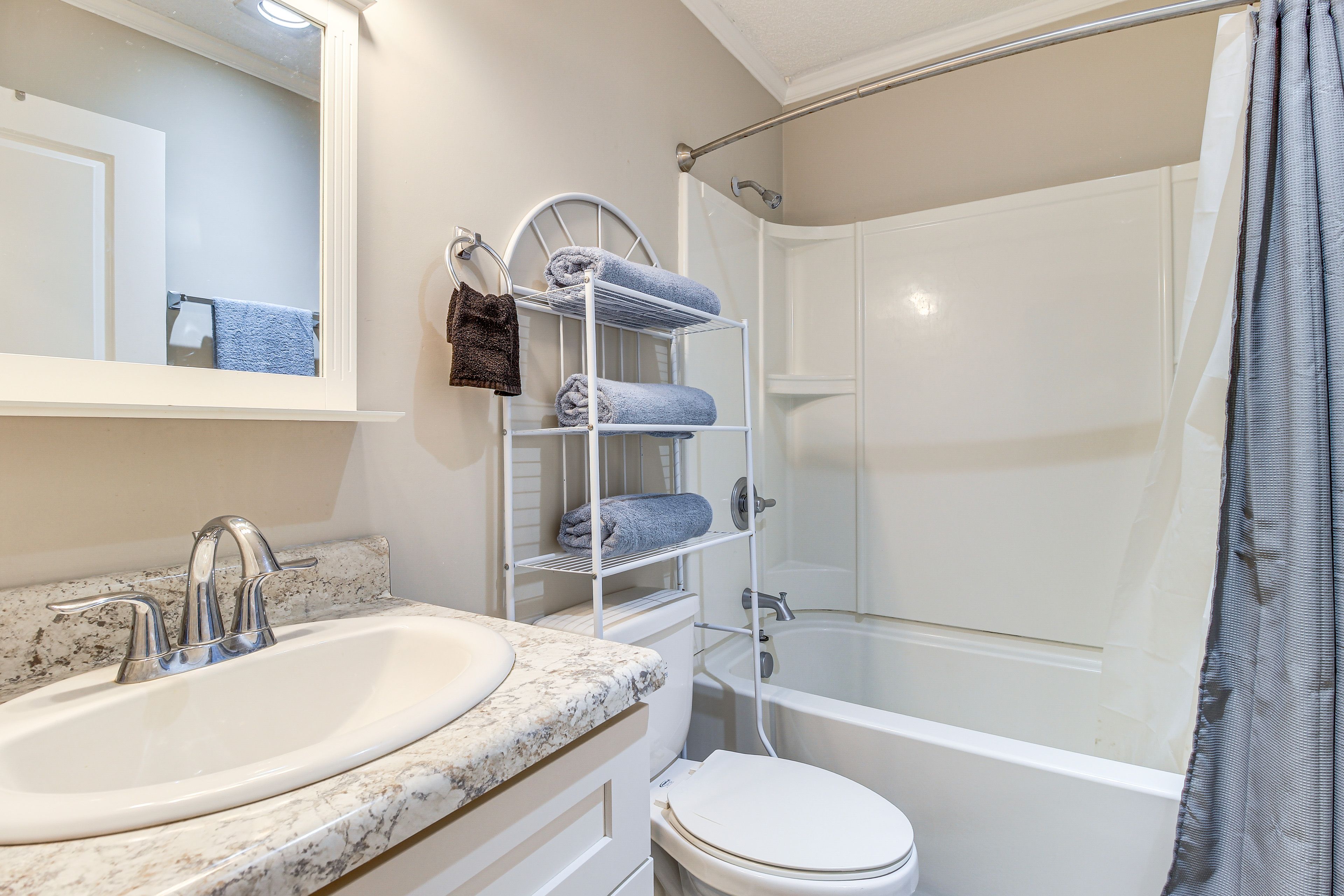 Full Bathroom | Shower/Tub Combo