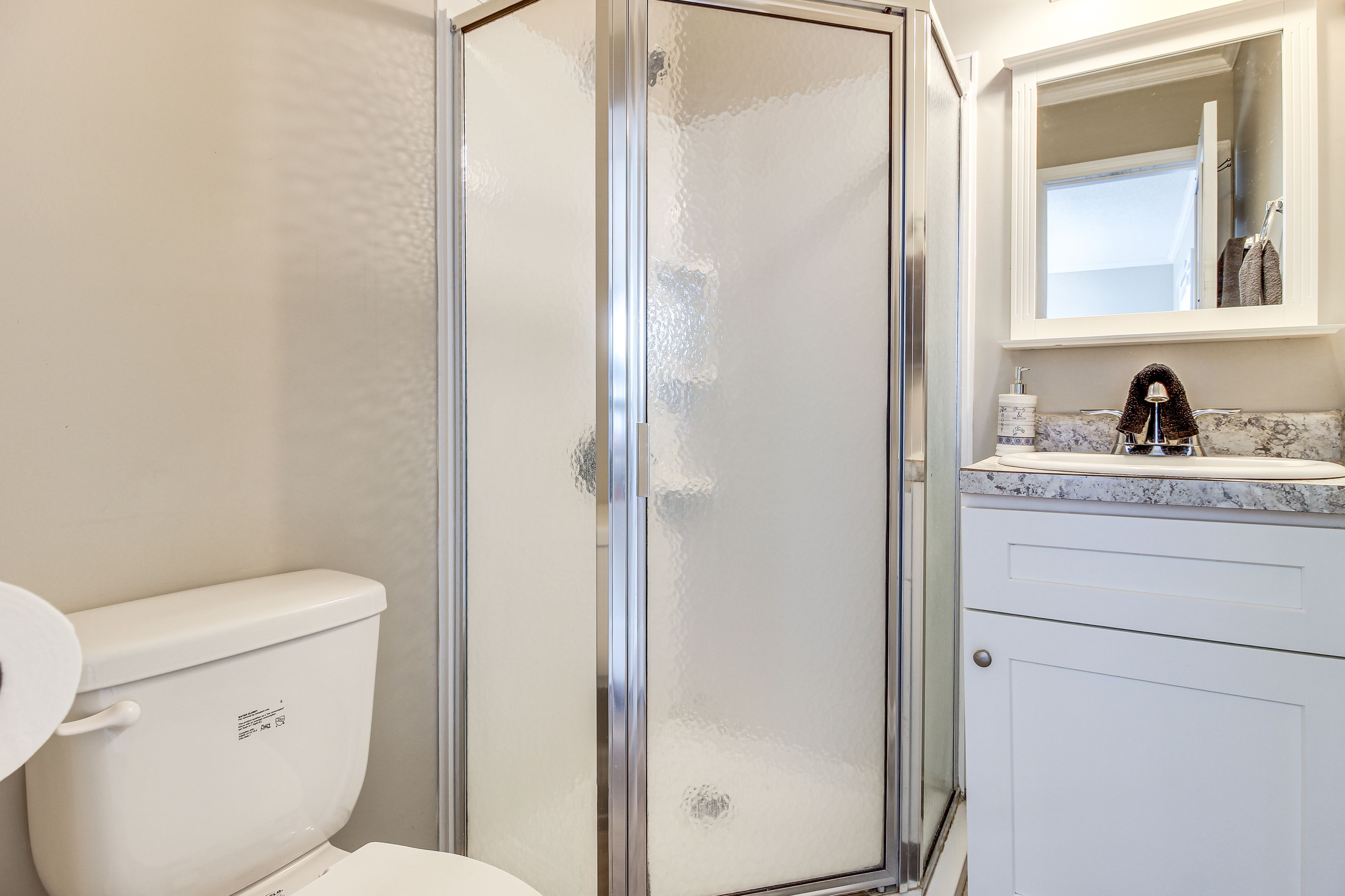 Full Bathroom | Towels Provided
