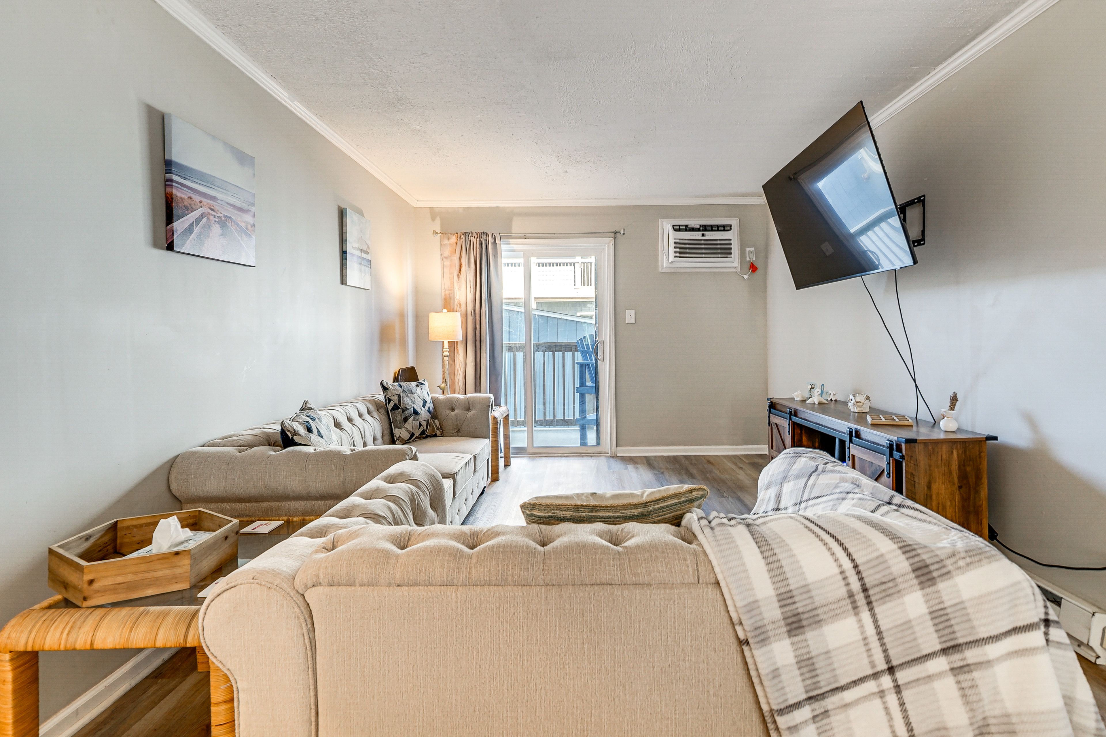 Living Room | Free WiFi | Smart TV