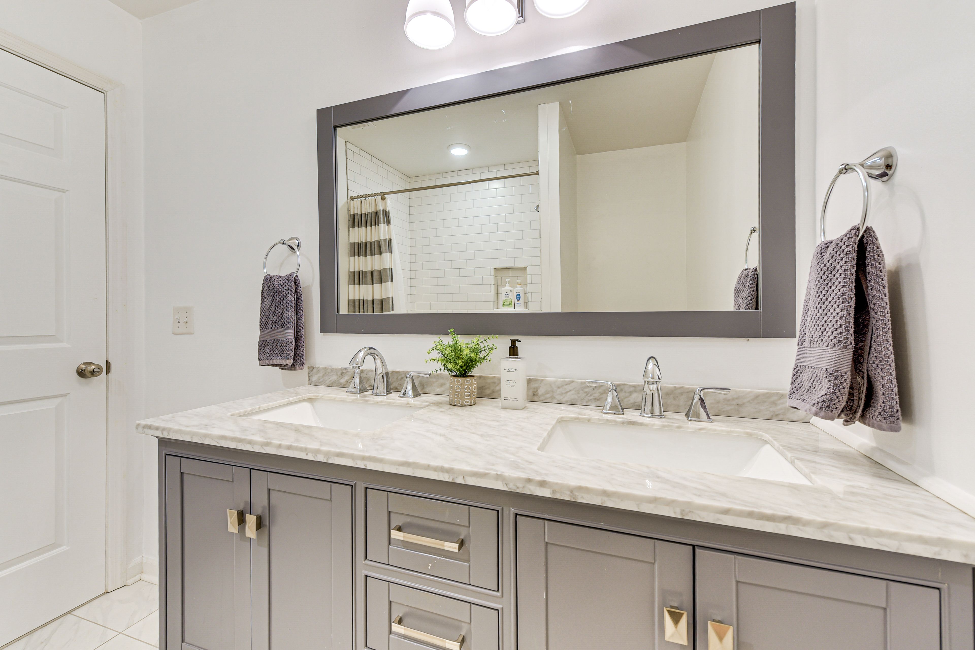 Full Bathroom | 2nd Floor