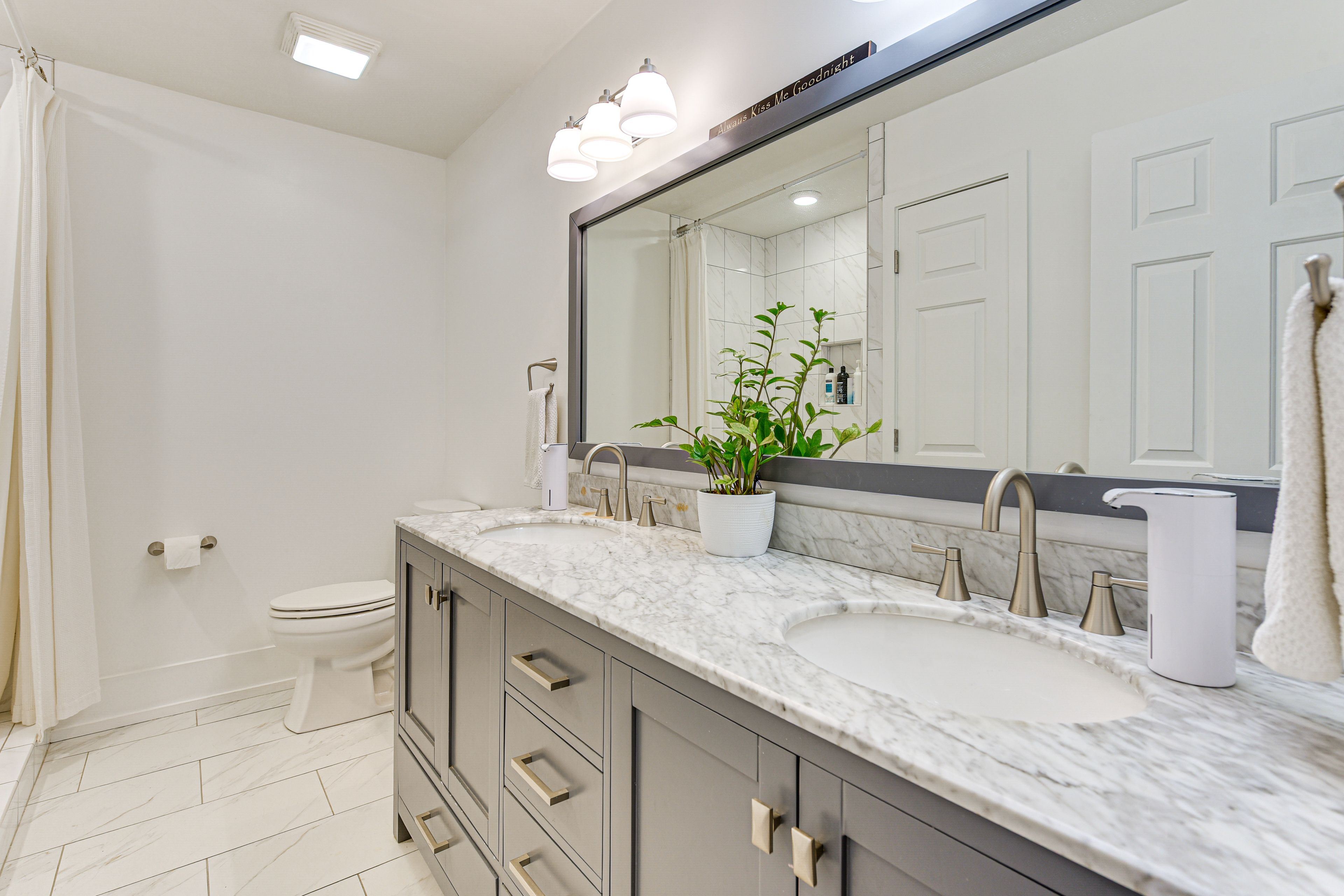 Full Bathroom | 1st Floor | Towels Provided