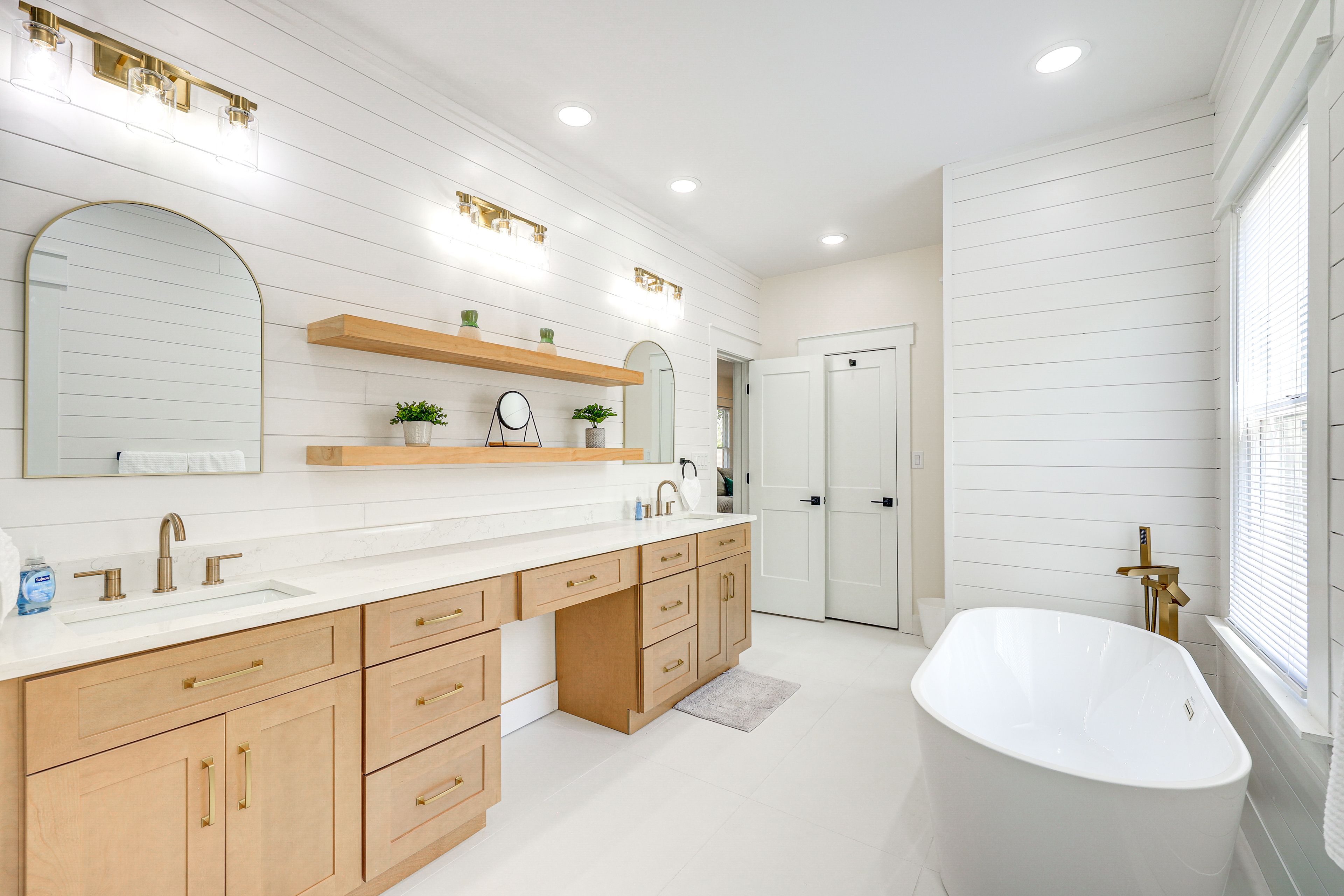 En-Suite Bathroom | Towels & Linens Provided | 1st Floor