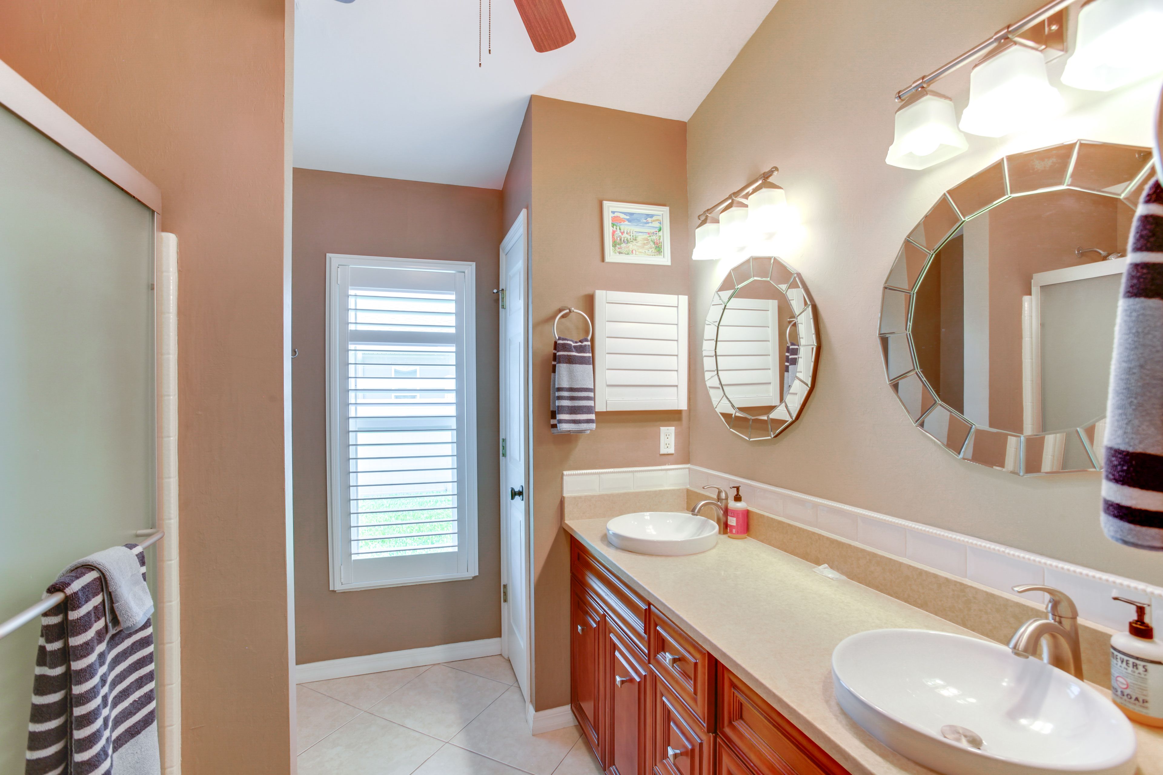 Full Bathroom | Towels Provided