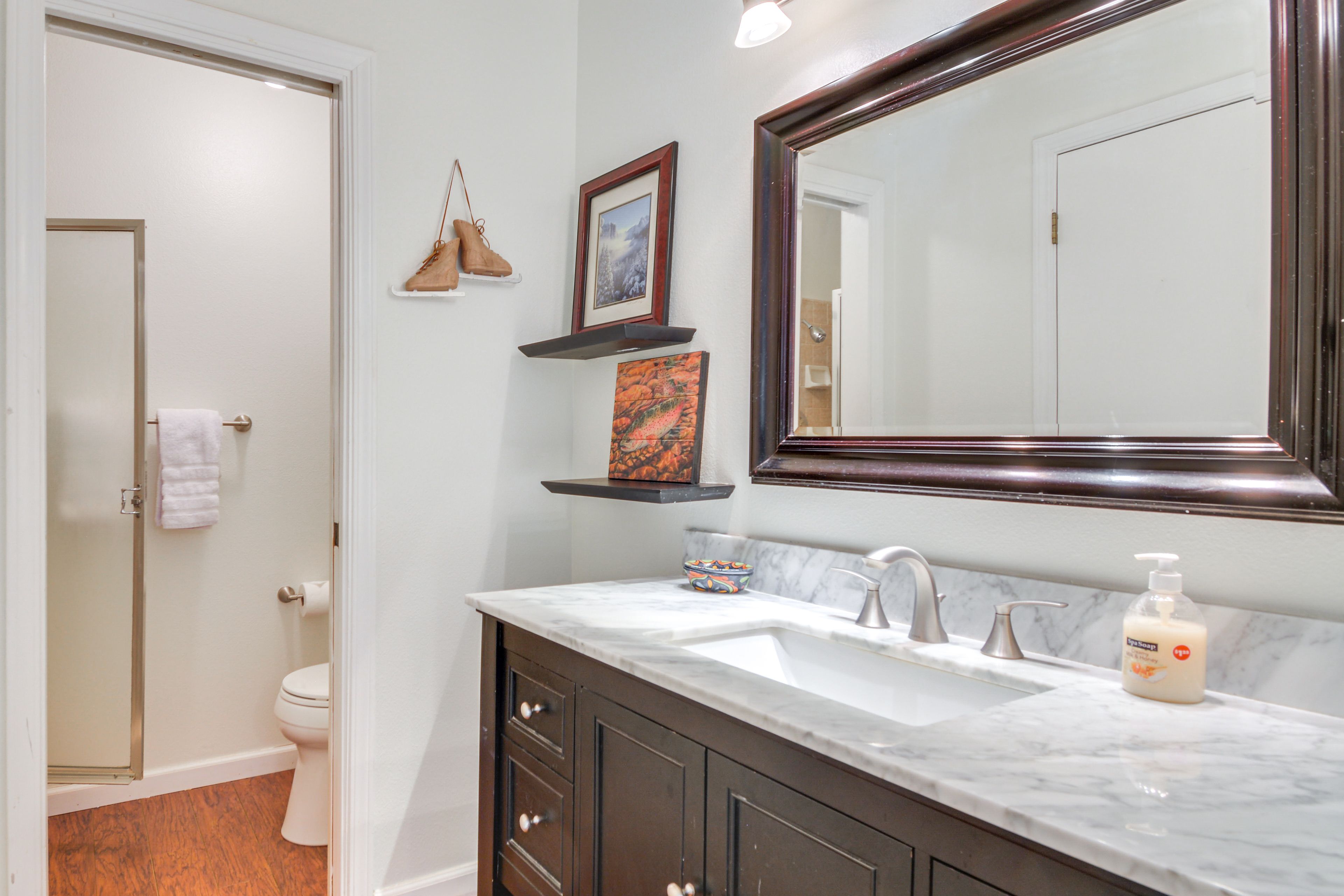 Full Bathroom | Towels Provided