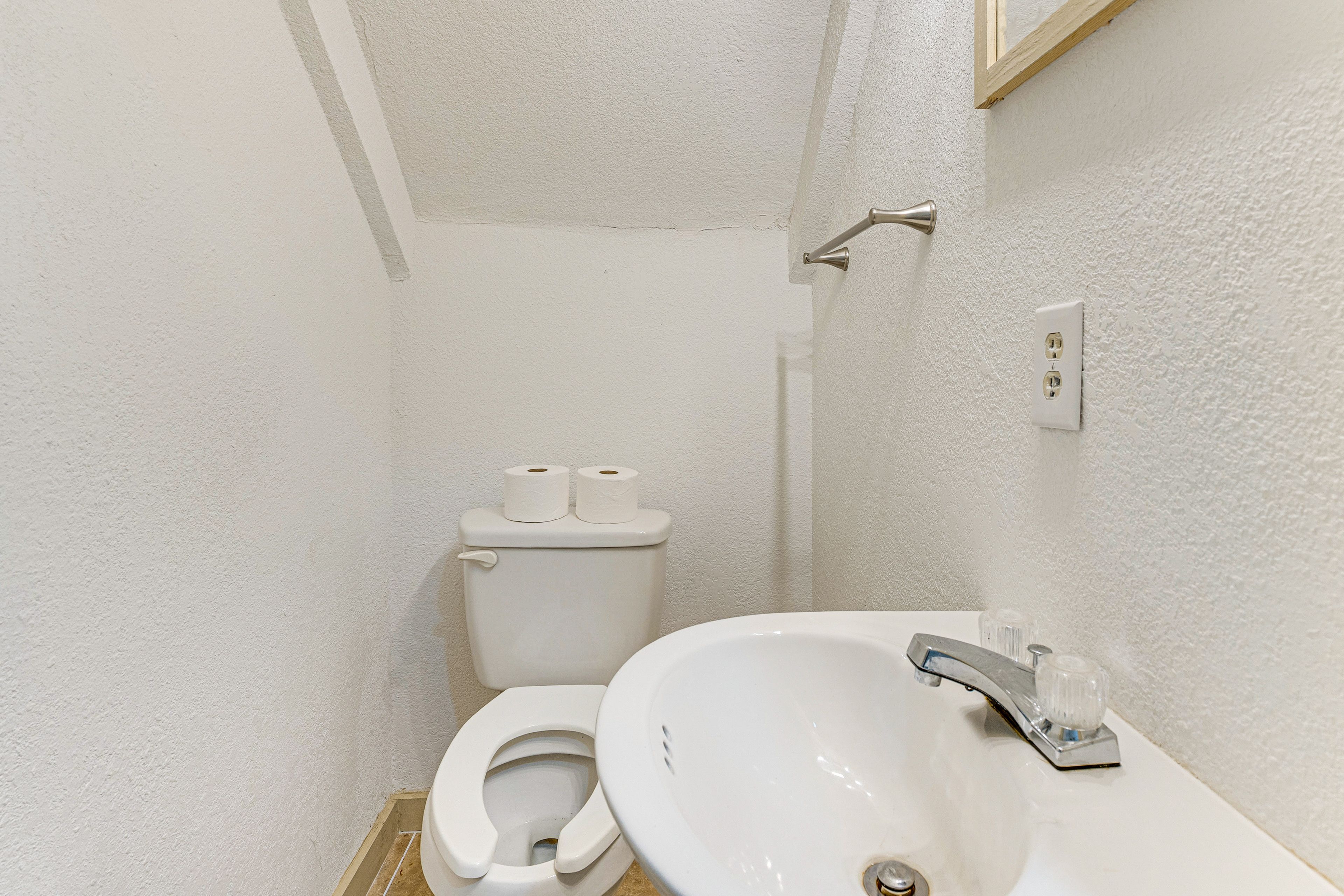 Half Bathroom | 2nd Floor