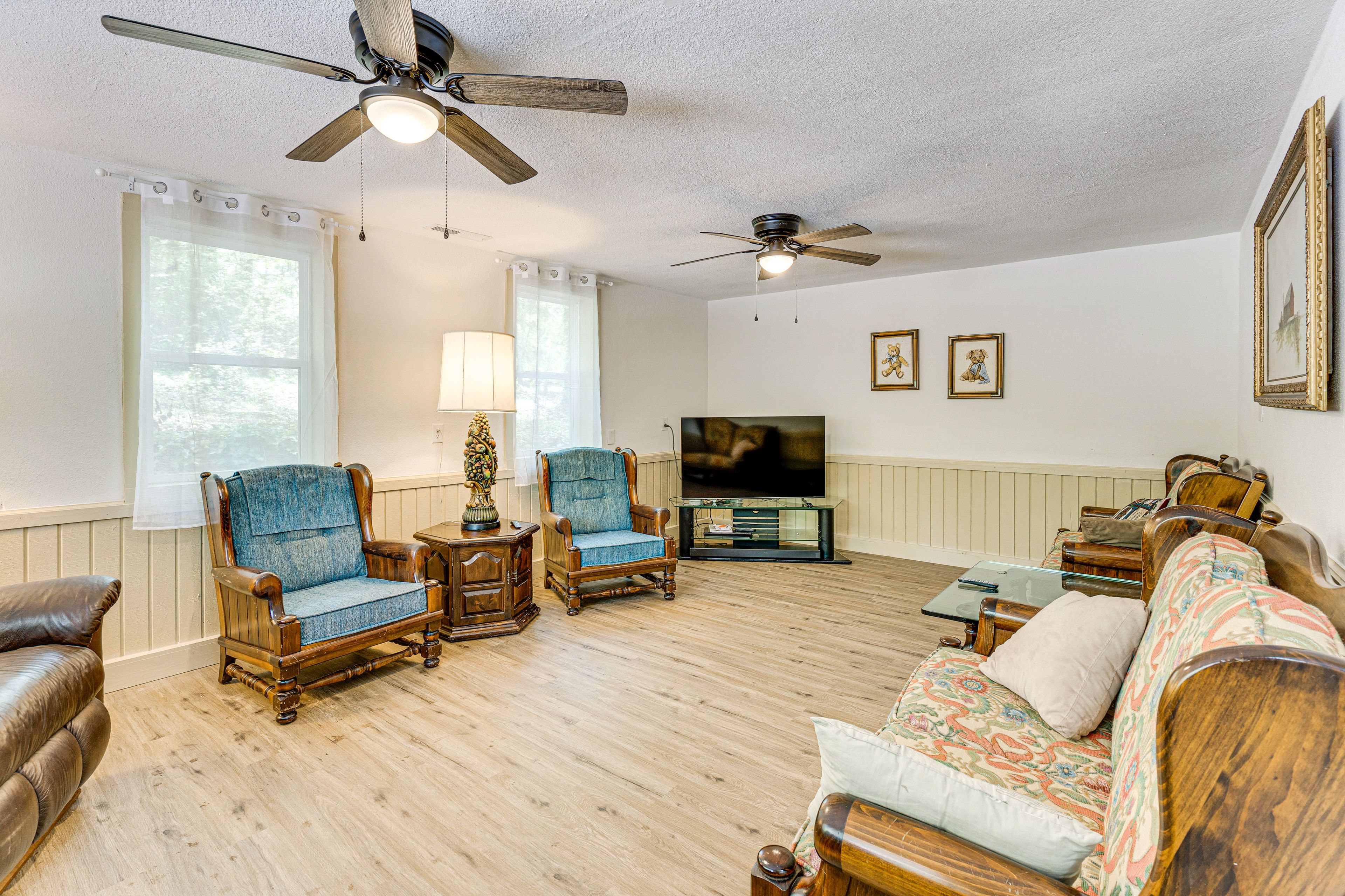 Living Room | Free WiFi | Smart TV | 2nd Floor