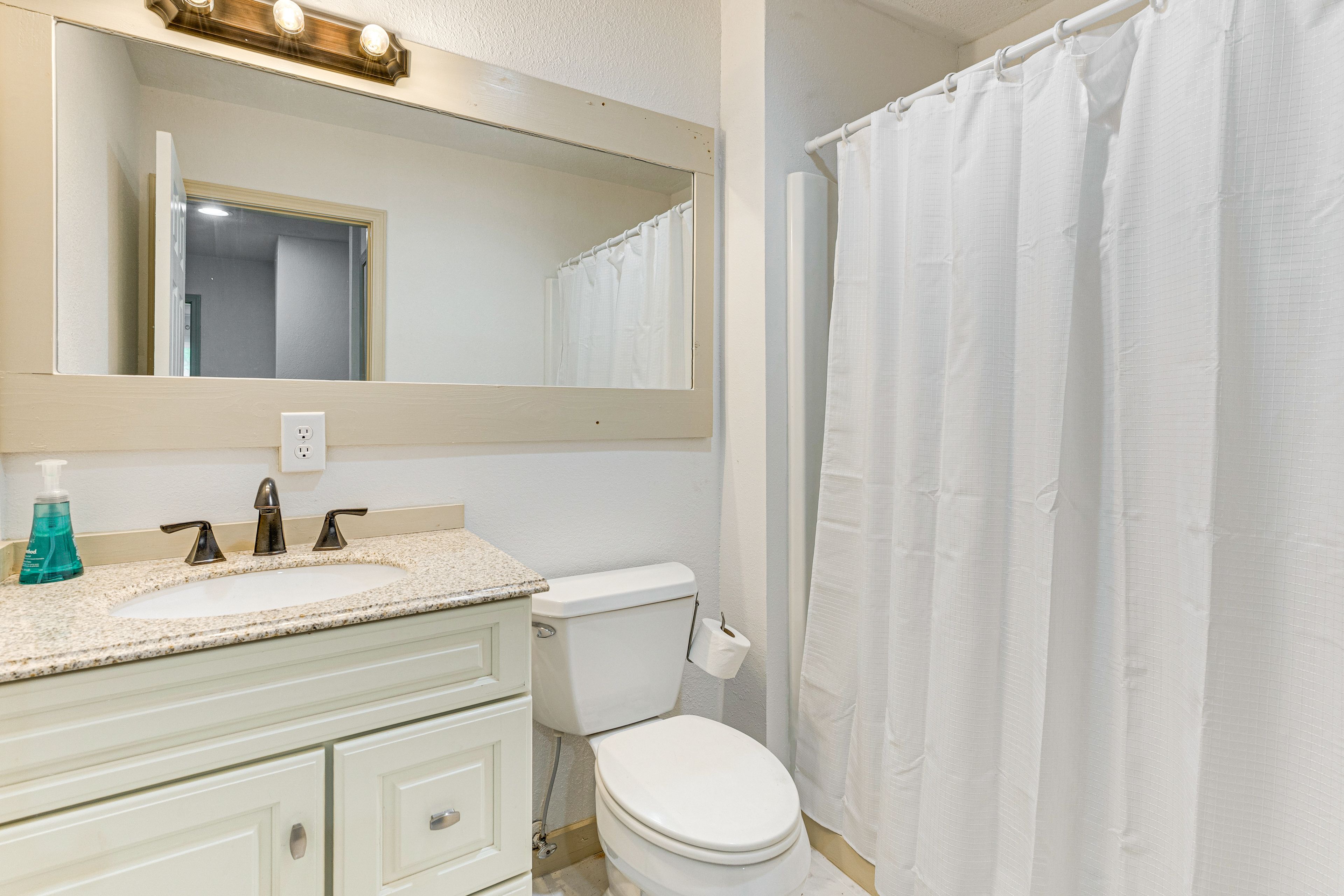 Full Bathroom | 3rd Floor