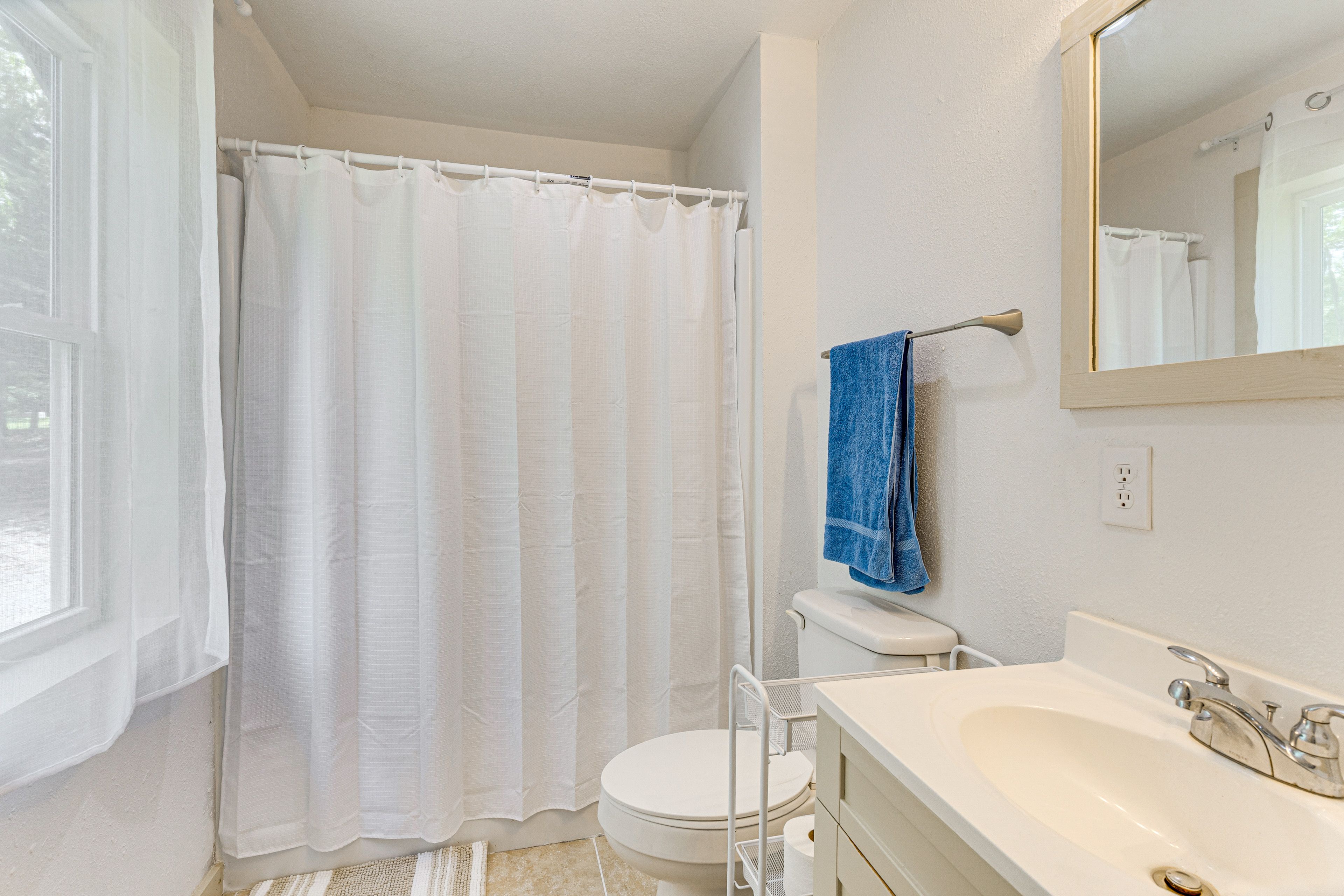 Full Bathroom | Towels Provided | 3rd Floor