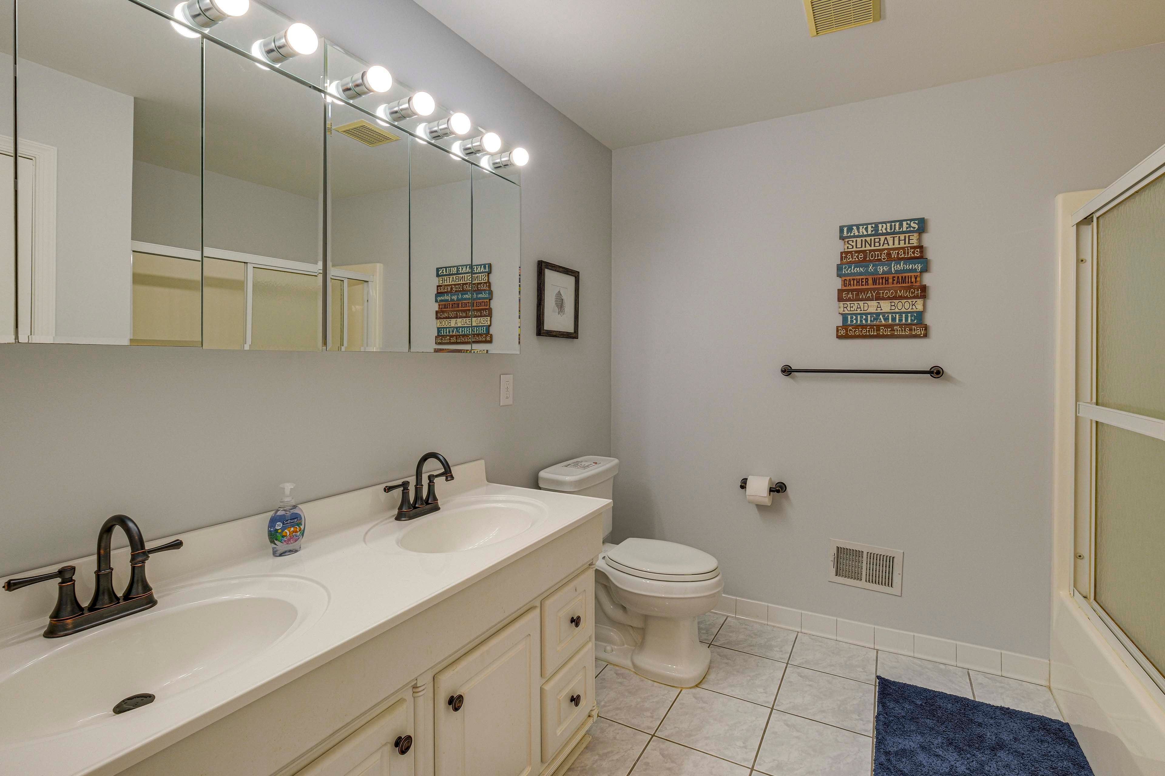 Full Bathroom | 1st Floor