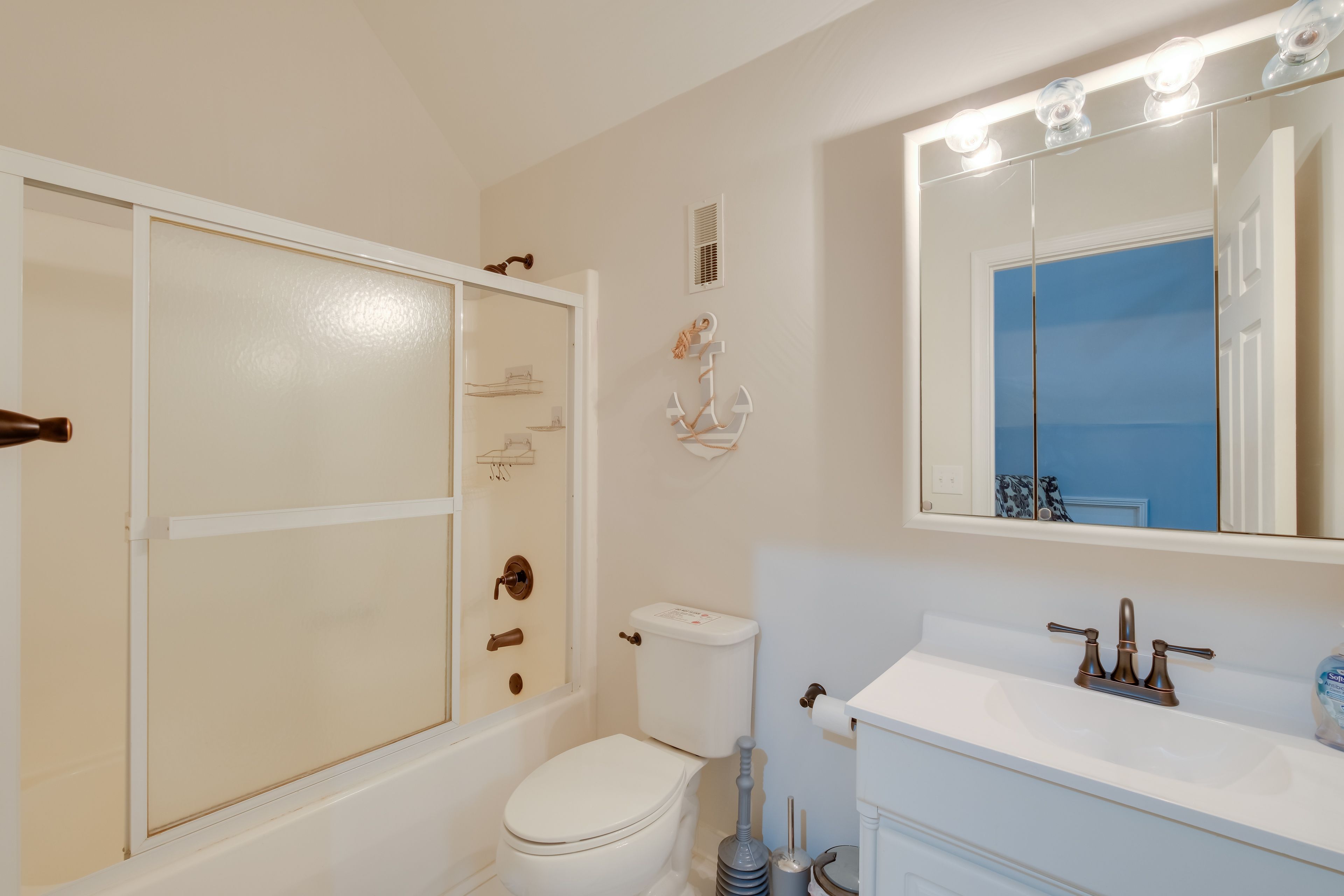 En-Suite Bathroom | 2nd Floor