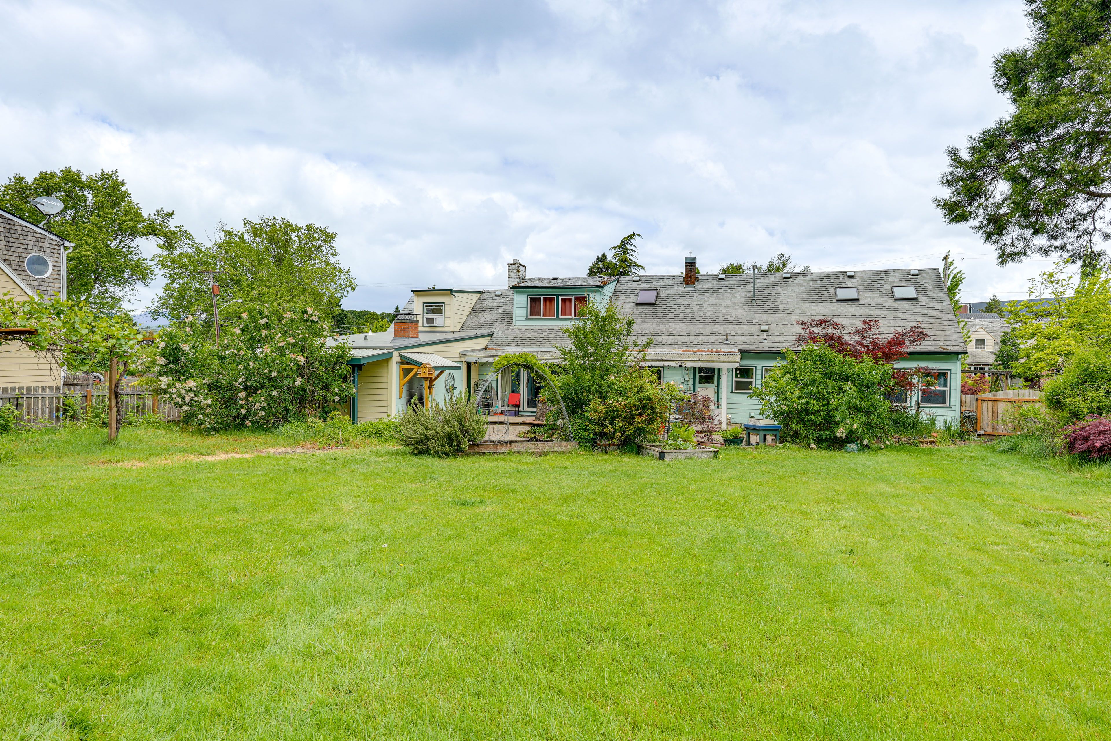 Shared Backyard | Walkable Location