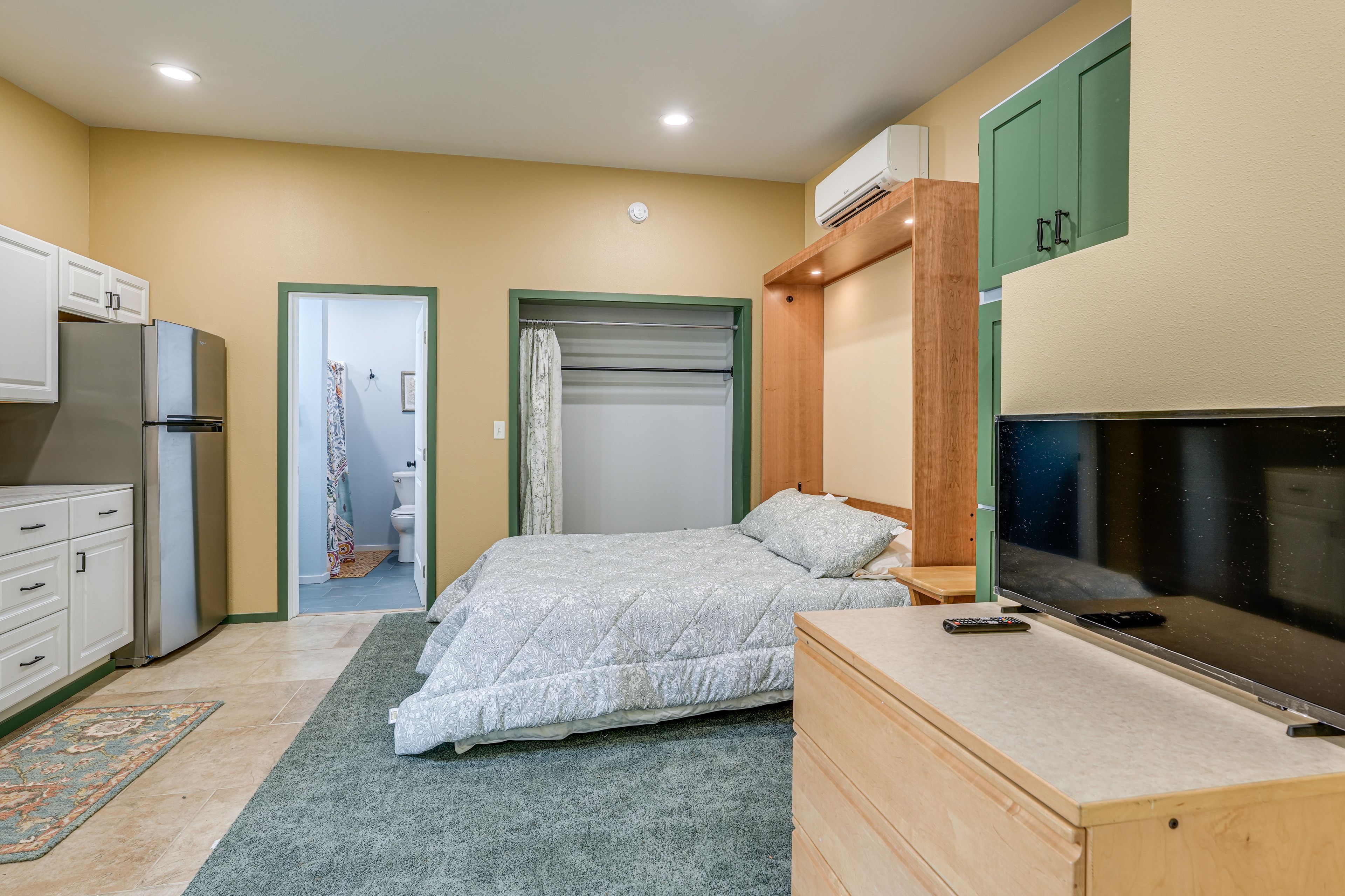 Studio | Queen Murphy Bed | Smart TV
