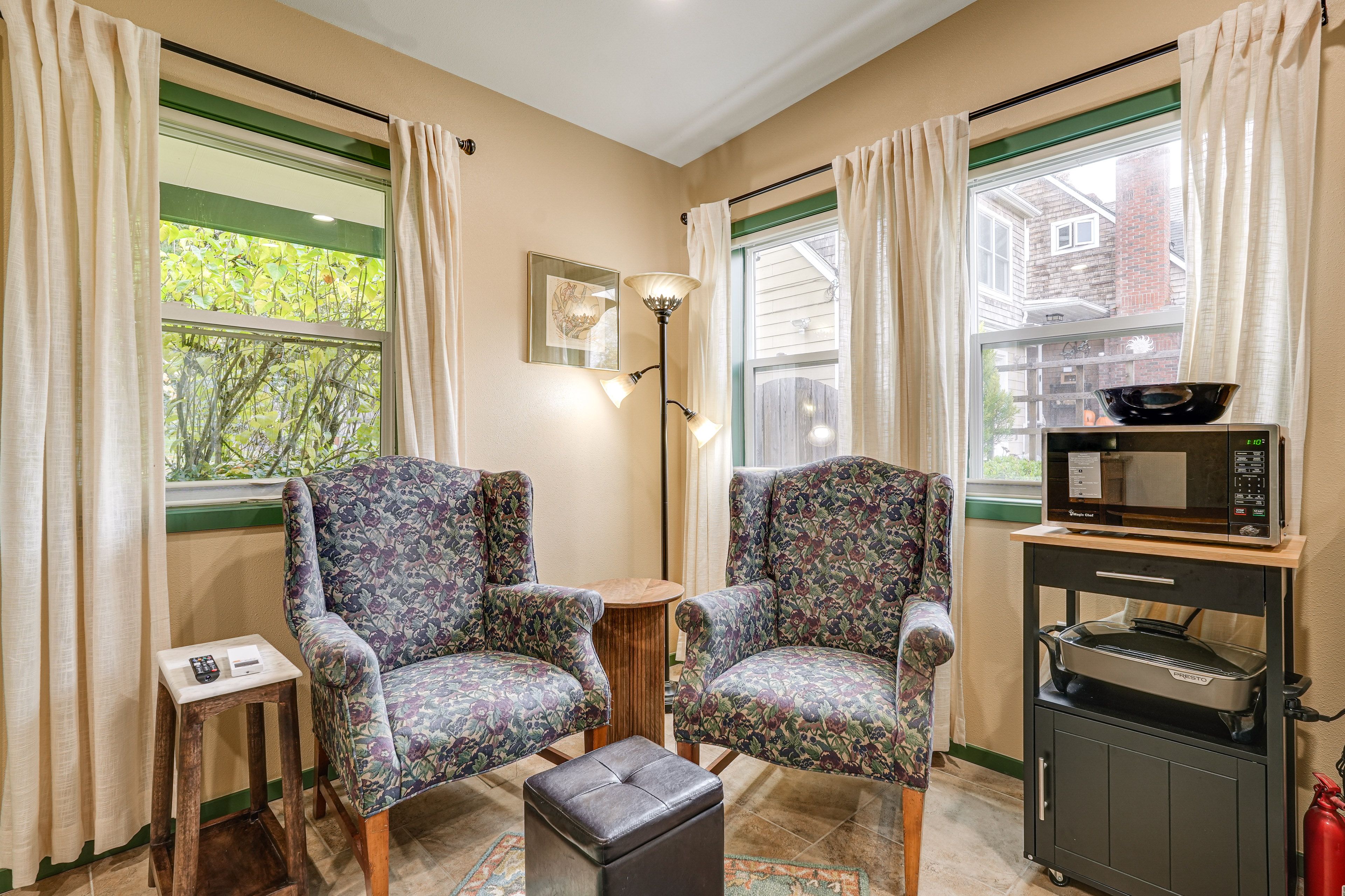 Lounge Area | Dining Table